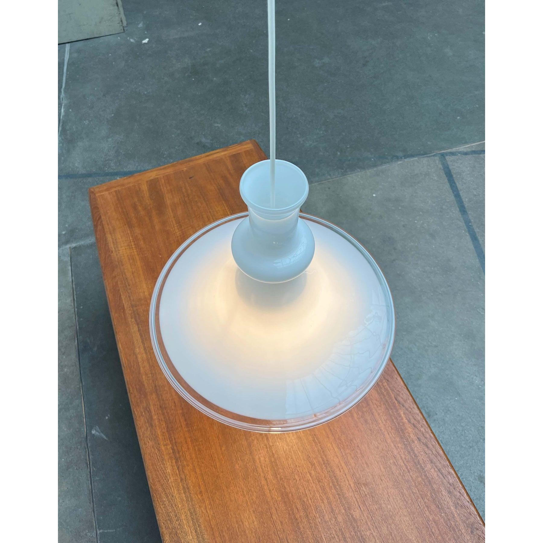 Dänische Glas-Pendelleuchte des renommierten Herstellers Holmegaard / Royal Copenhagen, nach einem Entwurf von Michael Bang aus den 1970er Jahren.

Ein klassisches Design mit hochwertigen Materialien. Der Schirm besteht vollständig aus Glas. Das