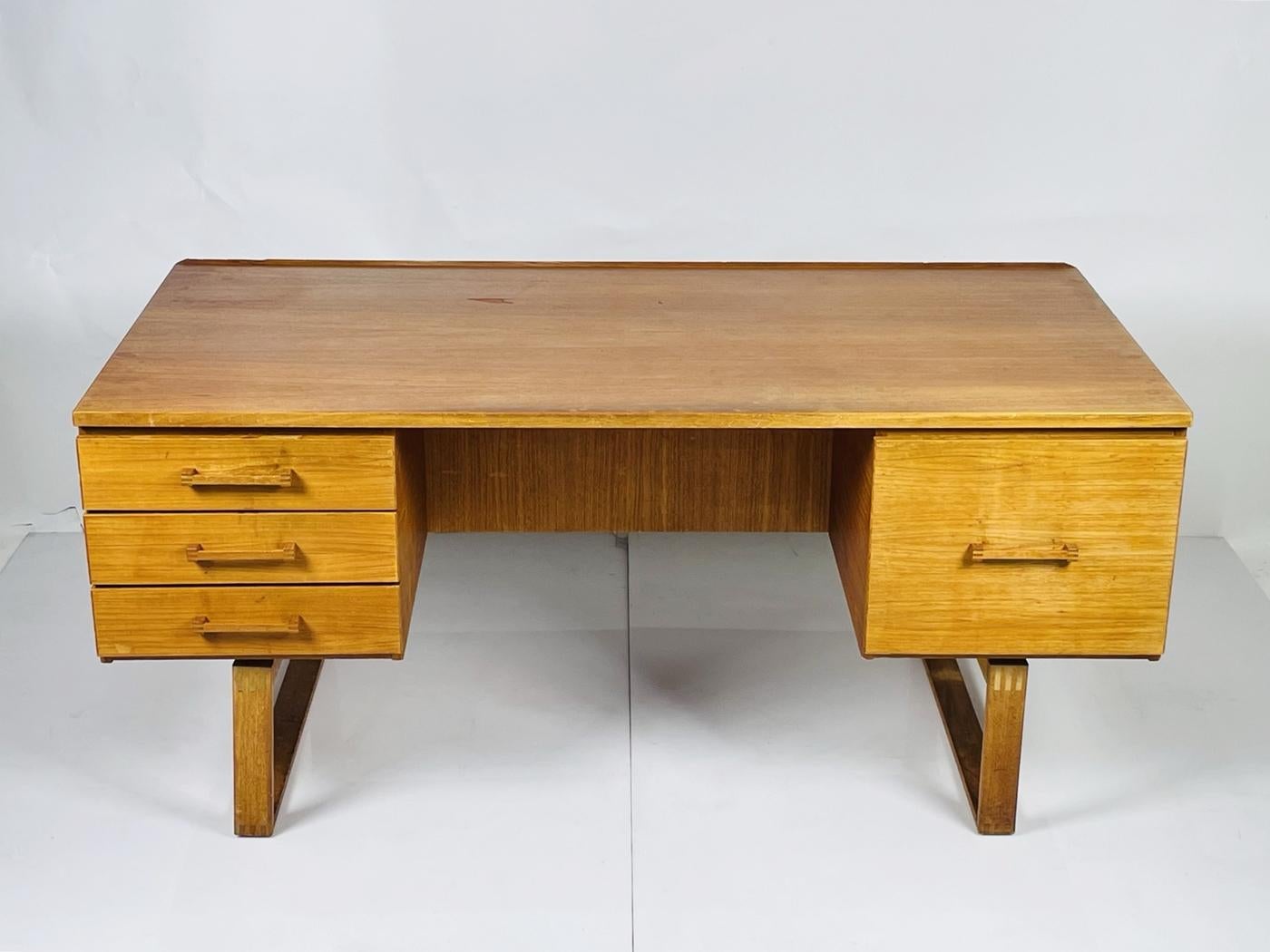 Vintage Danish Executive Desk by Henning Jensen & Torben Valeur for Dyrlund In Fair Condition In Los Angeles, CA