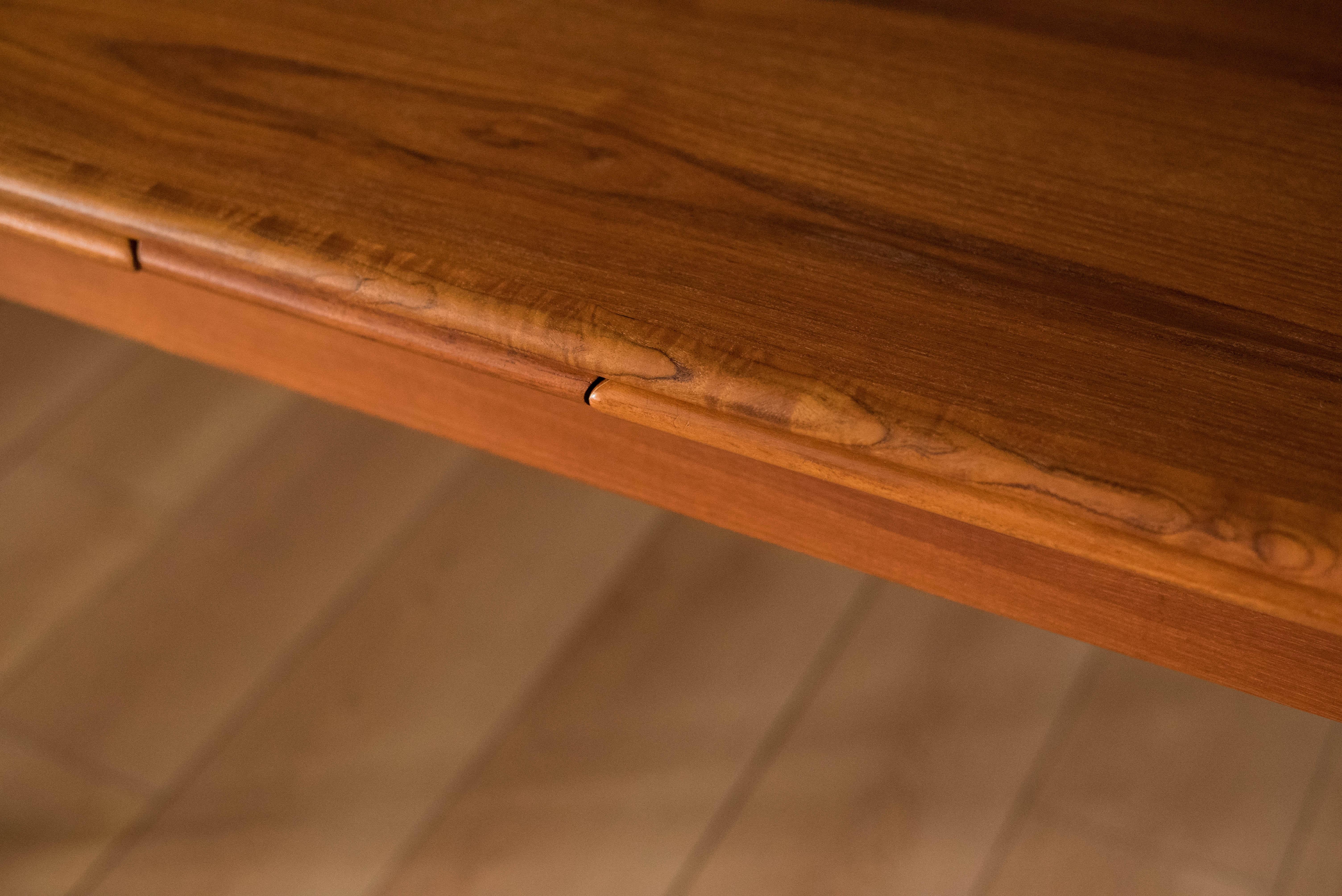 Vintage Danish Expandable Teak Dining Table In Good Condition In San Jose, CA