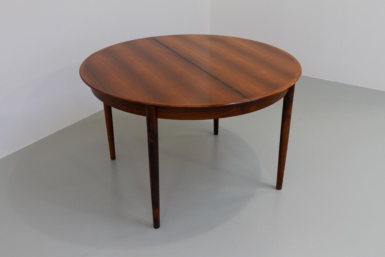 Vintage Danish Extendable Rosewood Dining Table by Skovby, 1960s. 

Beautiful Danish Mid-Century Modern Rosewood/palisander round dining table with extension leaves made by Skovby Møbelfabrik, Denmark, in the 1960s.
This table comes with three