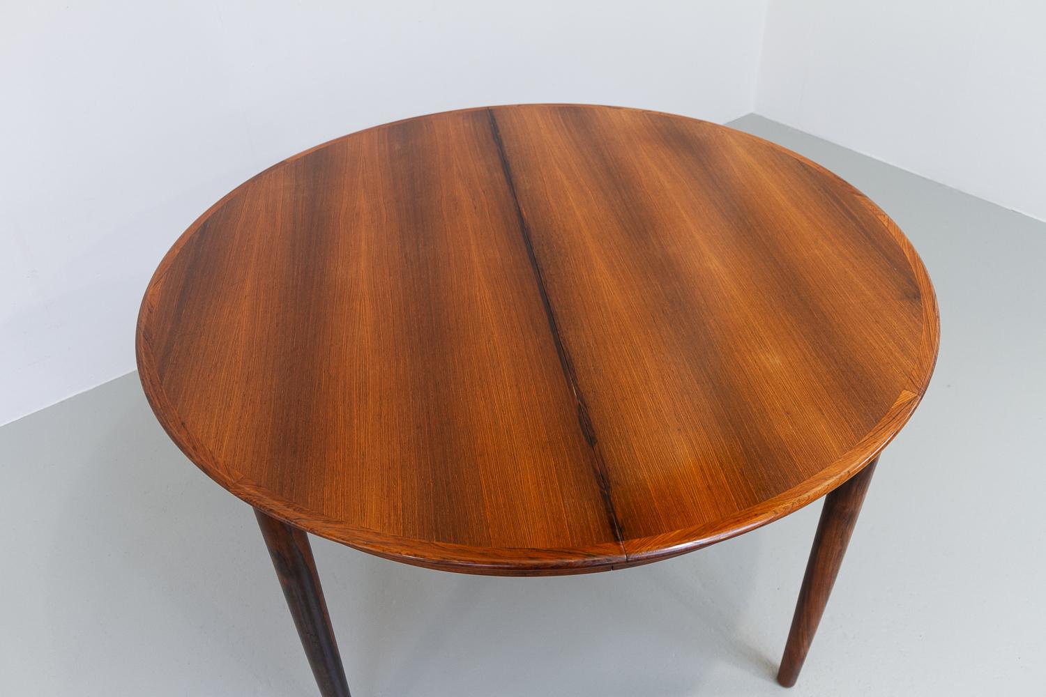 Scandinavian Modern Vintage Danish Extendable Rosewood Dining Table by Skovby, 1960s.  For Sale