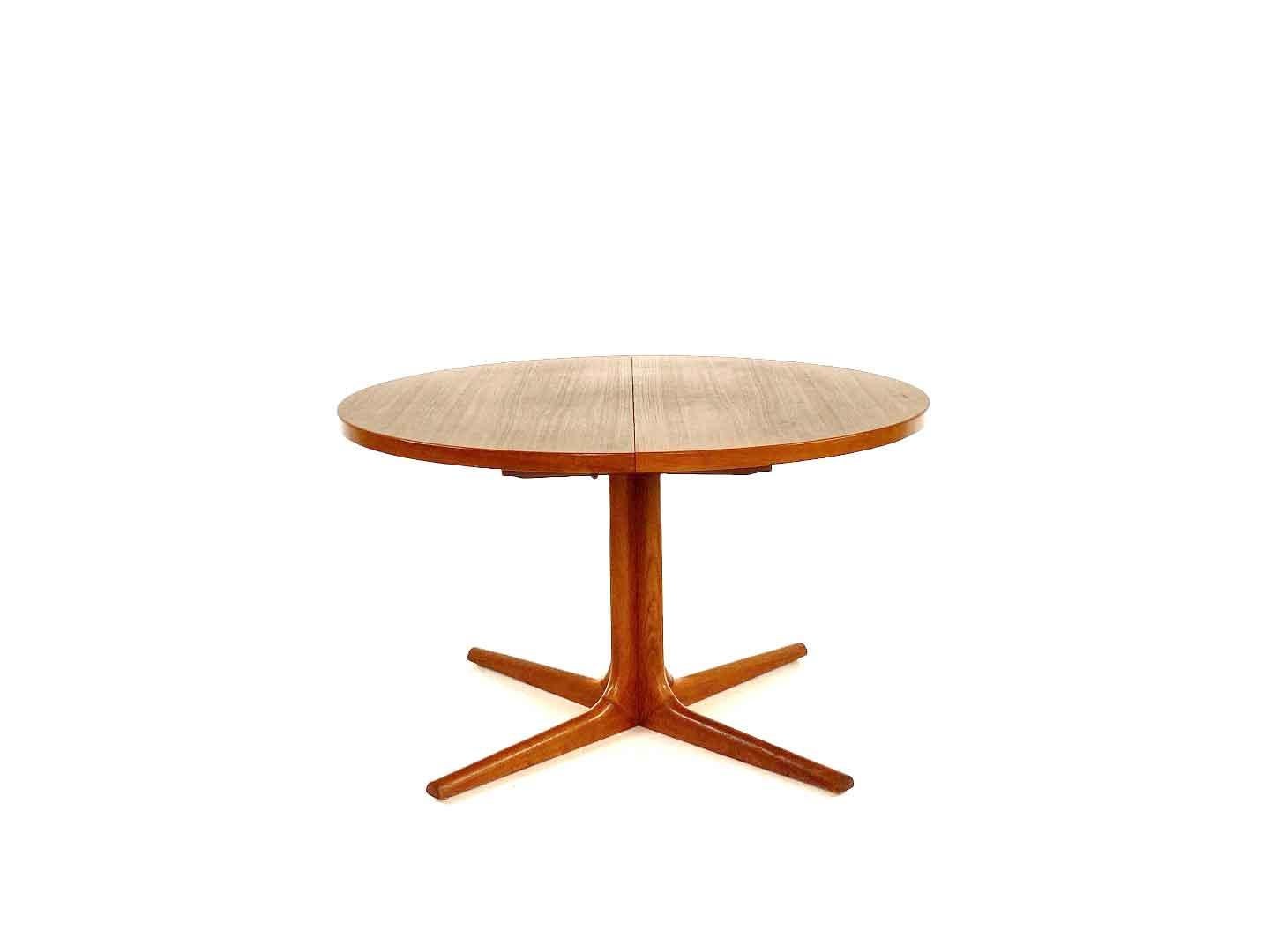 Vintage extendable round dining table by Gudme møbelfabrik, produced in Denmark in the 1960's. With organic legs, this round dining table is unique in its type and will be an eycatcher in any interior. the dining table has been restored and is in