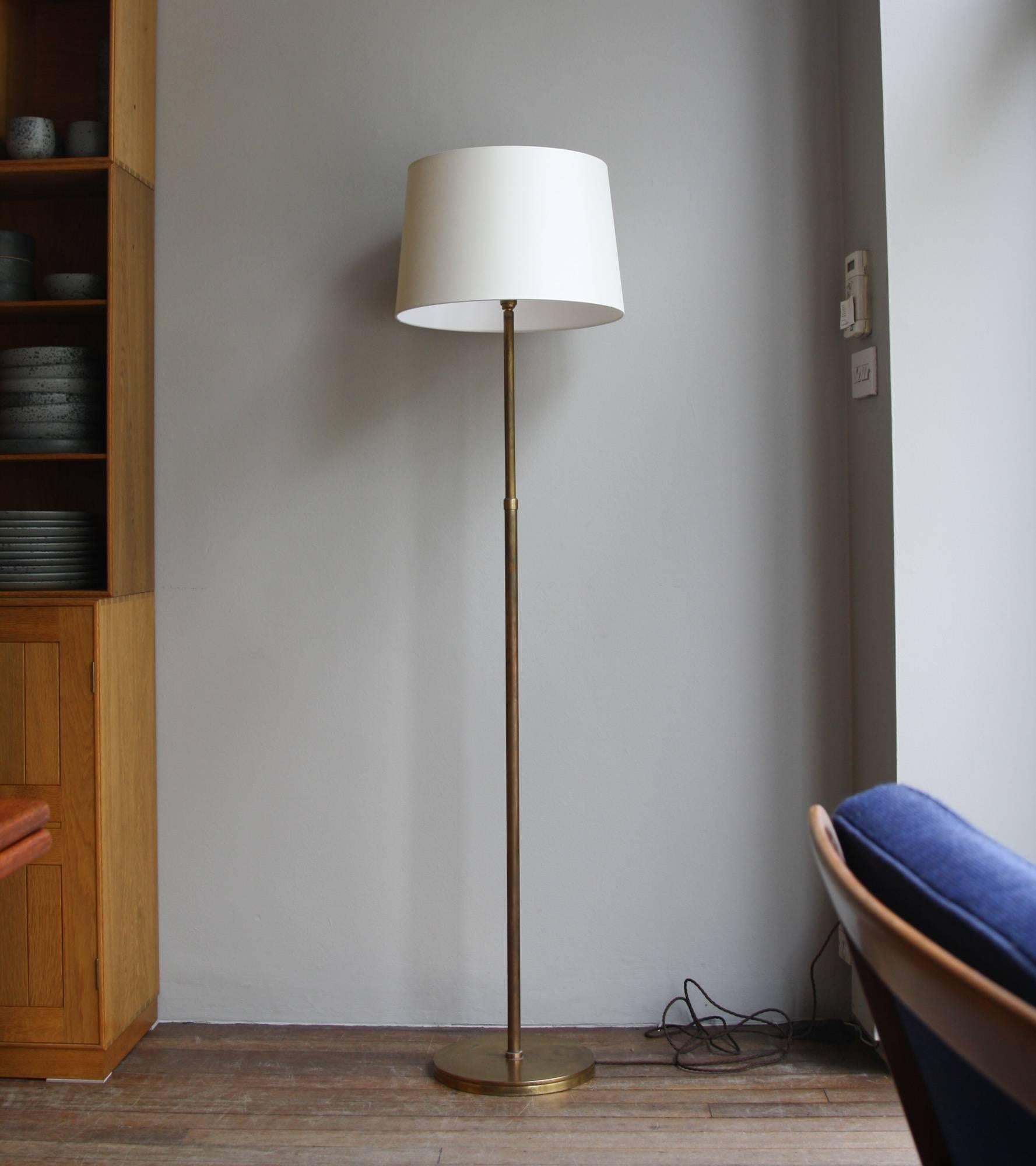 A vintage floor lamp, Denmark 1950s. 
The telescopic stem makes the height of the lamp vary from 126 to 174 cm.
In brass covered with a warm consistent patina.
In over all good condition.
