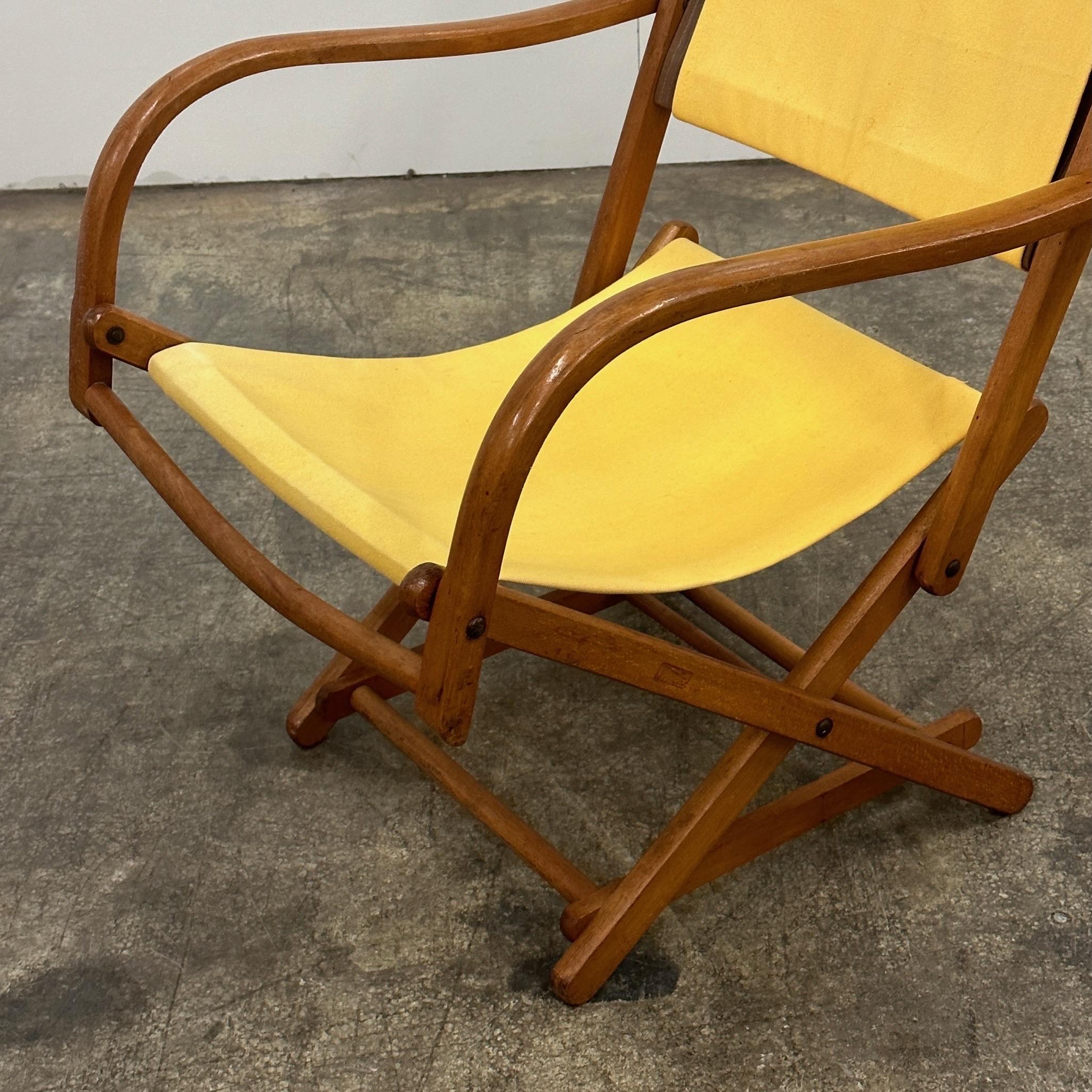 c. 1950s. Faltbarer Stuhl, hergestellt in Dänemark. Gelbe Polsterung aus Segeltuch. 