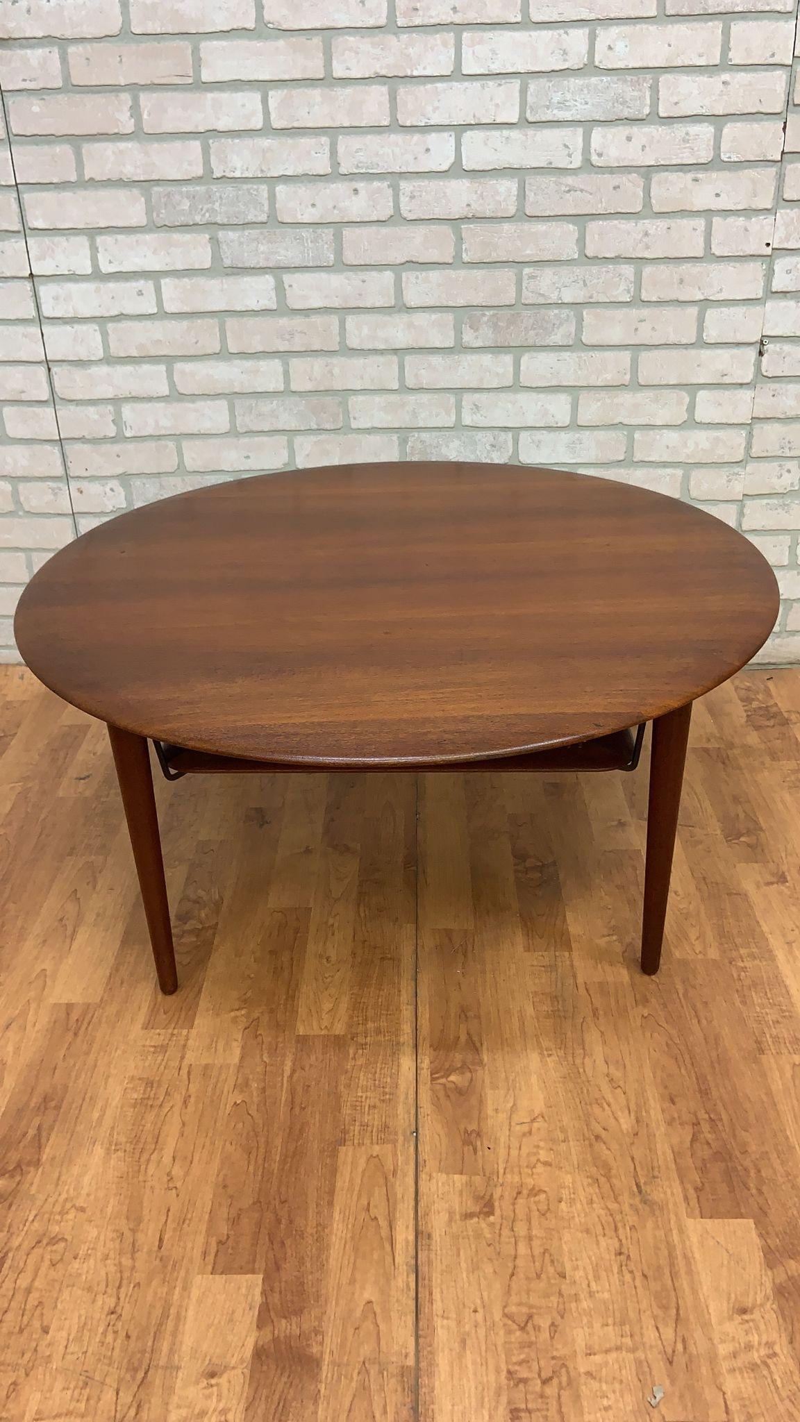 Dänischer France & Son-Couchtisch aus Teakholz mit niedrigem Regal aus Rattan im Angebot 1