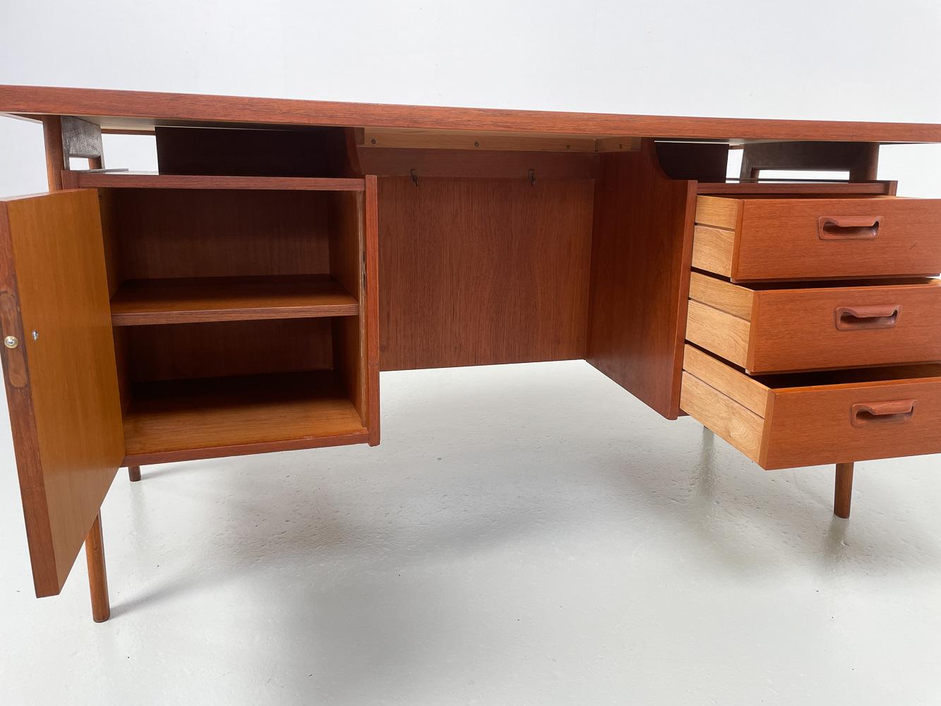 Vintage Danish Freestanding Teak Desk with Floating Curved Top, 1960s In Good Condition In Asaa, DK