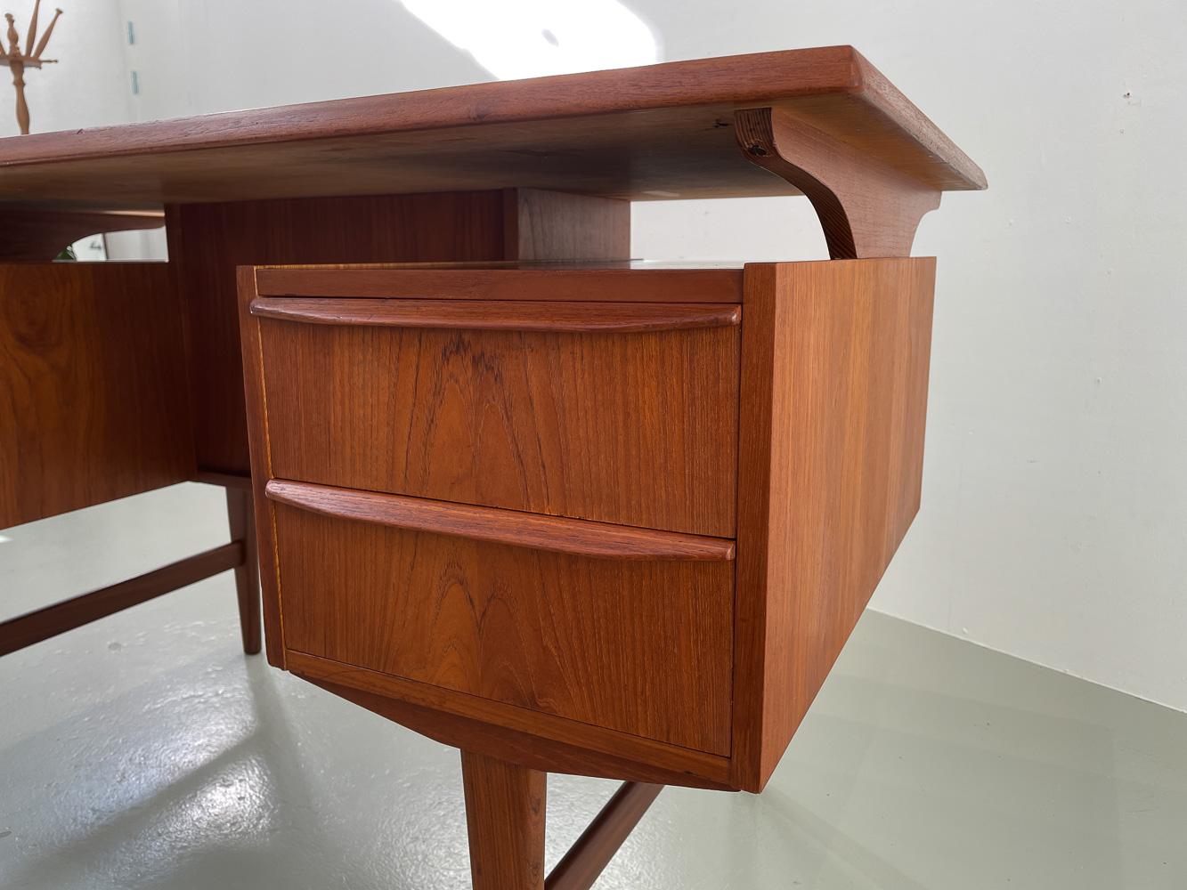 Vintage Danish Freestanding Teak Desk with Floating Top, 1960s. In Good Condition In Asaa, DK
