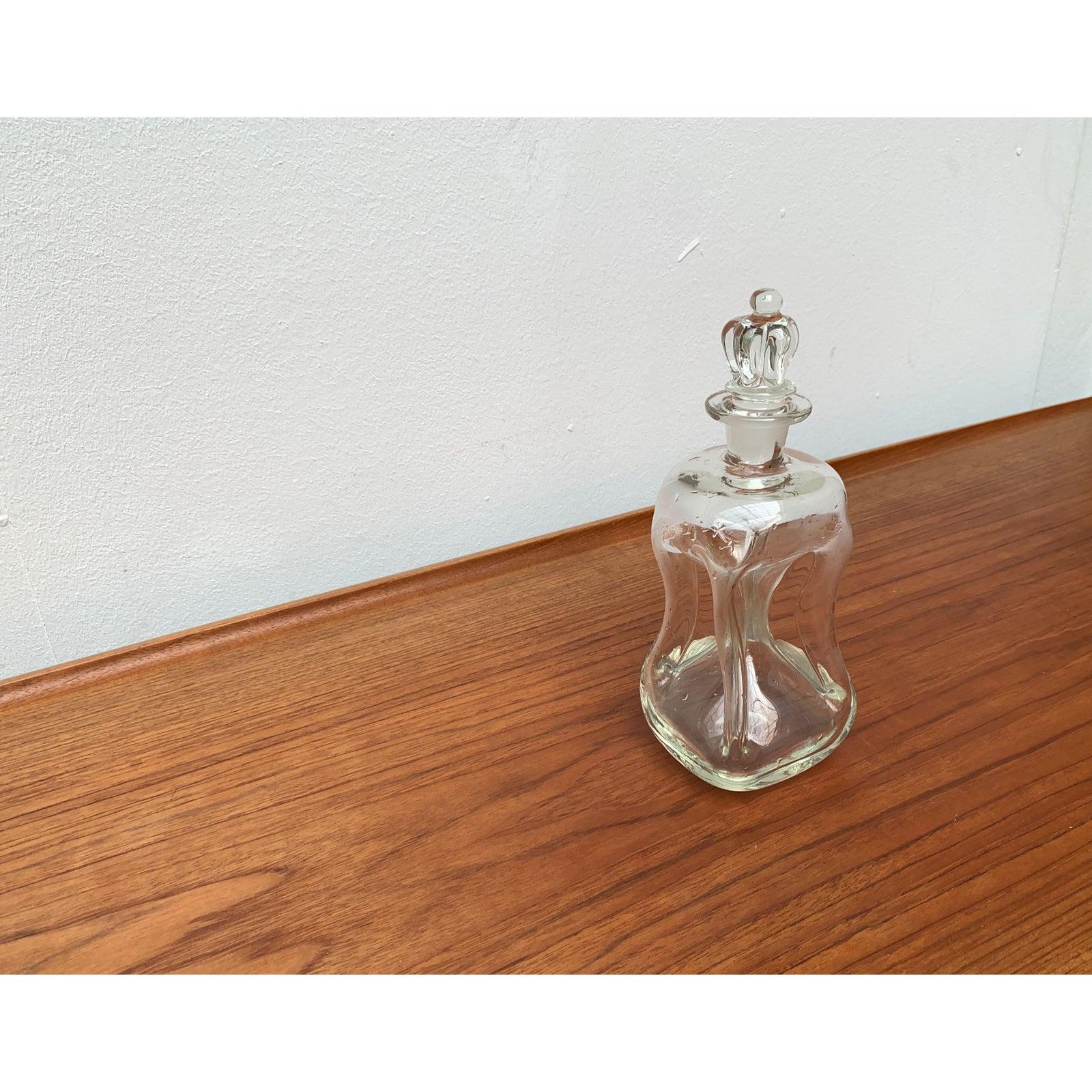 Vintage Danish Glass Kluk Kluk Bottle with Crown Glass Stopper from Holmegaard, 1970s, in Very Good conditions. Conçus de 1970 à 1979, ils possèdent une preuve officielle d'authenticité, telle que des catalogues d'époque, des dossiers de concepteurs