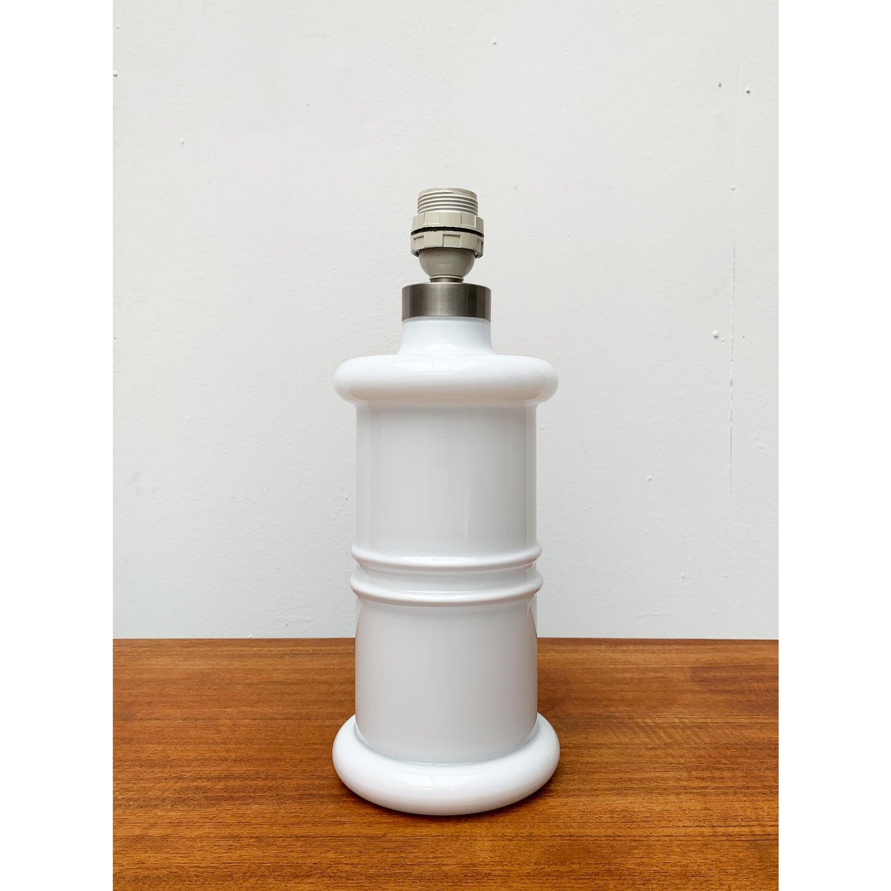 Rare table lamp from the Danish manufacturer Holmegaard after a design by Sidse Werner from the early 80s. The matching table lamp to the Apoteker pendant lamp.

A design with traditional and at the same time sober design language. The white opal
