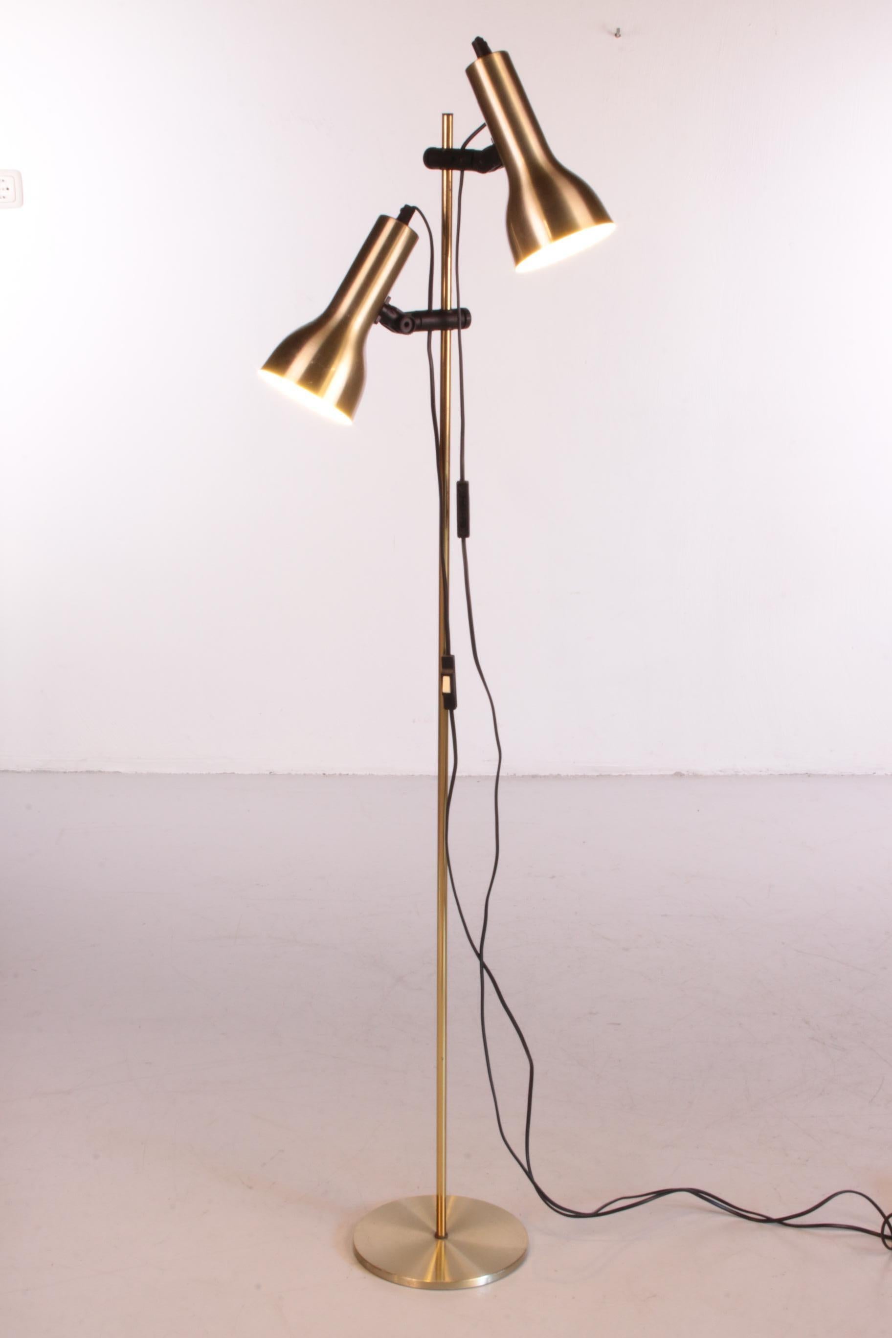 An authentic vintage modern floor lamp from the 1960s. The lamp most likely produced by the Danish brand Dansa, which is mainly known for their lamps.

This lamp has a long elegant neck with two lamps attached. These lamps are adjustable so that
