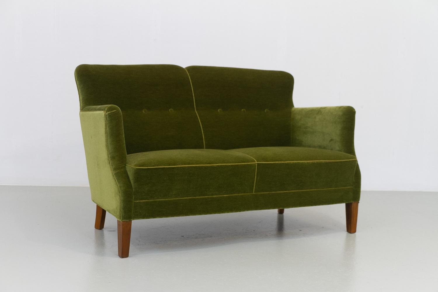 Vintage Danish Green Velvet Sofa, 1940s.
Danish Mid-Century Modern Two seater loveseat in green velour made by Danish cabinet maker in Denmark in the 1940s in the style of Fritz Hansen or Alfred Christensen.
Very comfortable with spring seat
