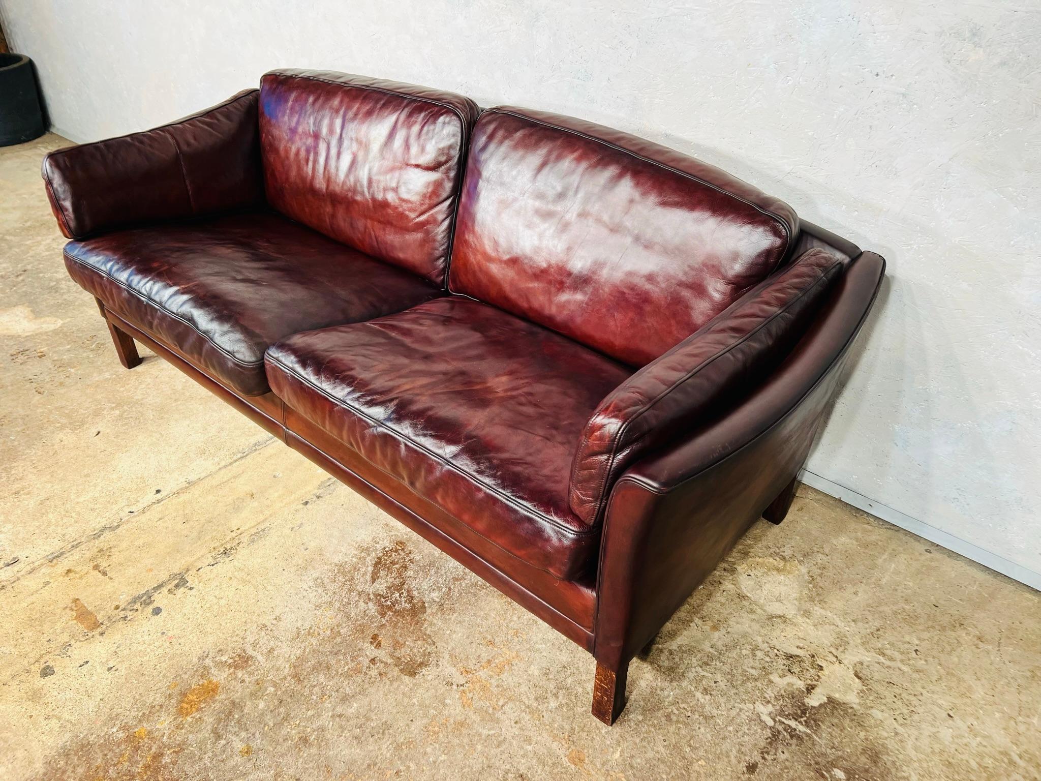 Vintage Danish Hans Mogensen 70 Patinated Chestnut 2.5 Seater Leather Sofa #672 In Good Condition In Lewes, GB
