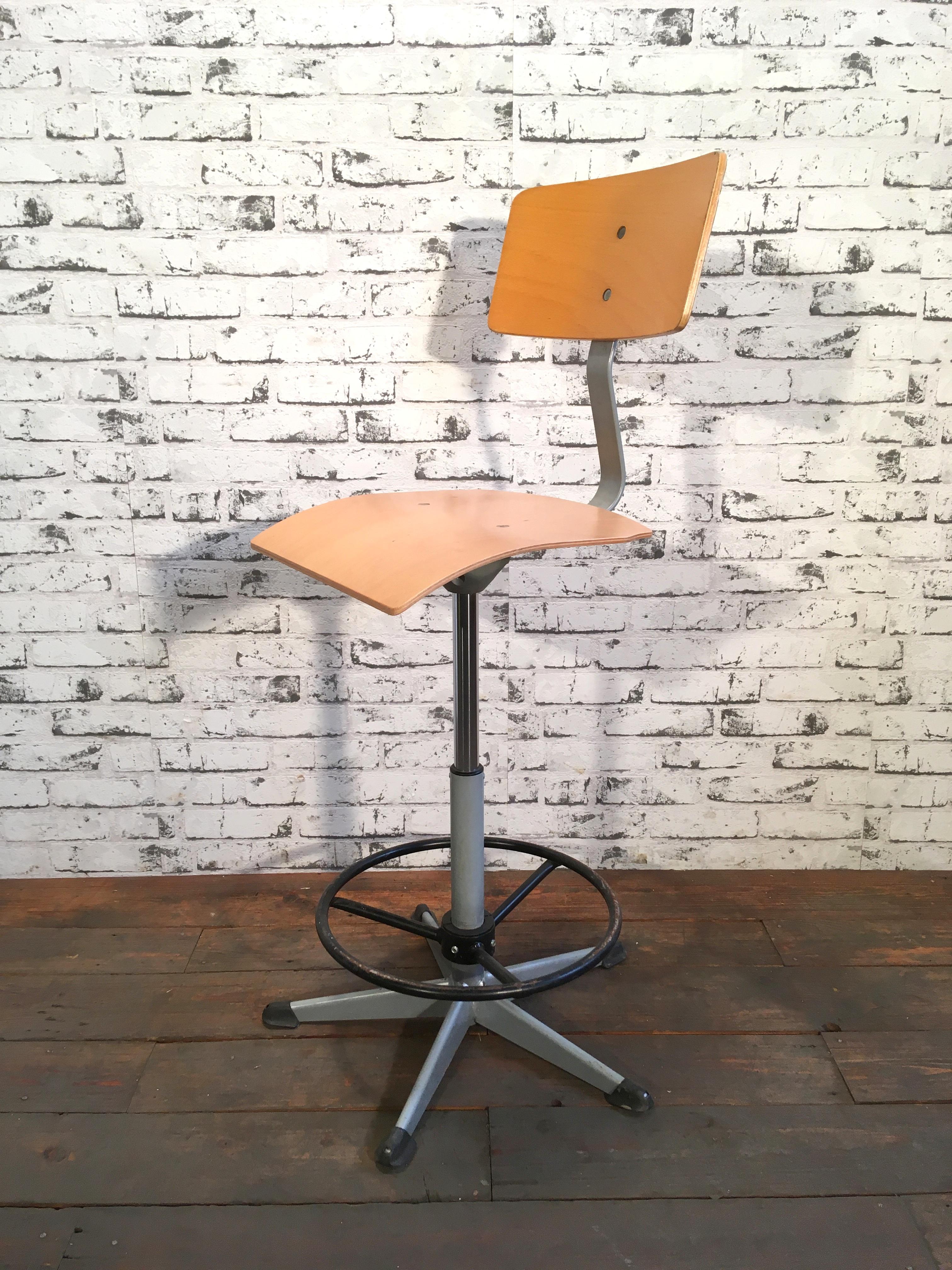Vintage Danish rotating school chair from 1970s. Made of plywood and colored steel. With adjustable height. Five leg star base.
Dimensions :Seat 34 x 33 cm, backrest 33 x 17cm, seat height 41-61cm.