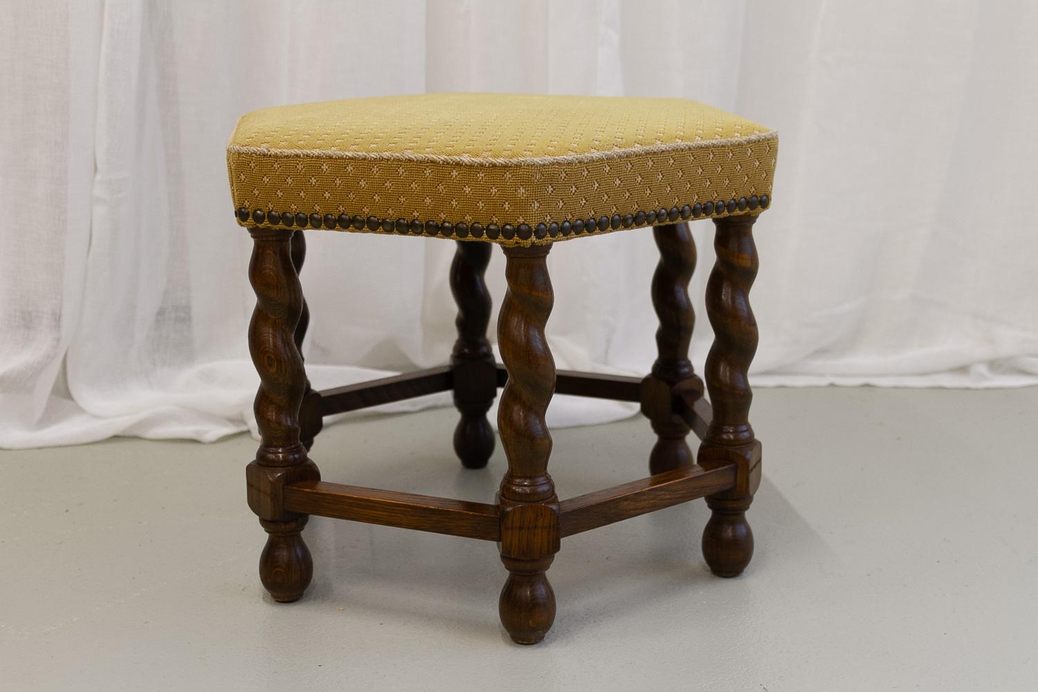 Vintage Danish Hexagonal Oak Stool, 1930s.

Traditional Danish footstool with spiralling carved legs i stained solid oak. Hexagonal seat with original upholstery. Made in Denmark by Danish carpenter in the 1930.

Suitable both as stool and a foot