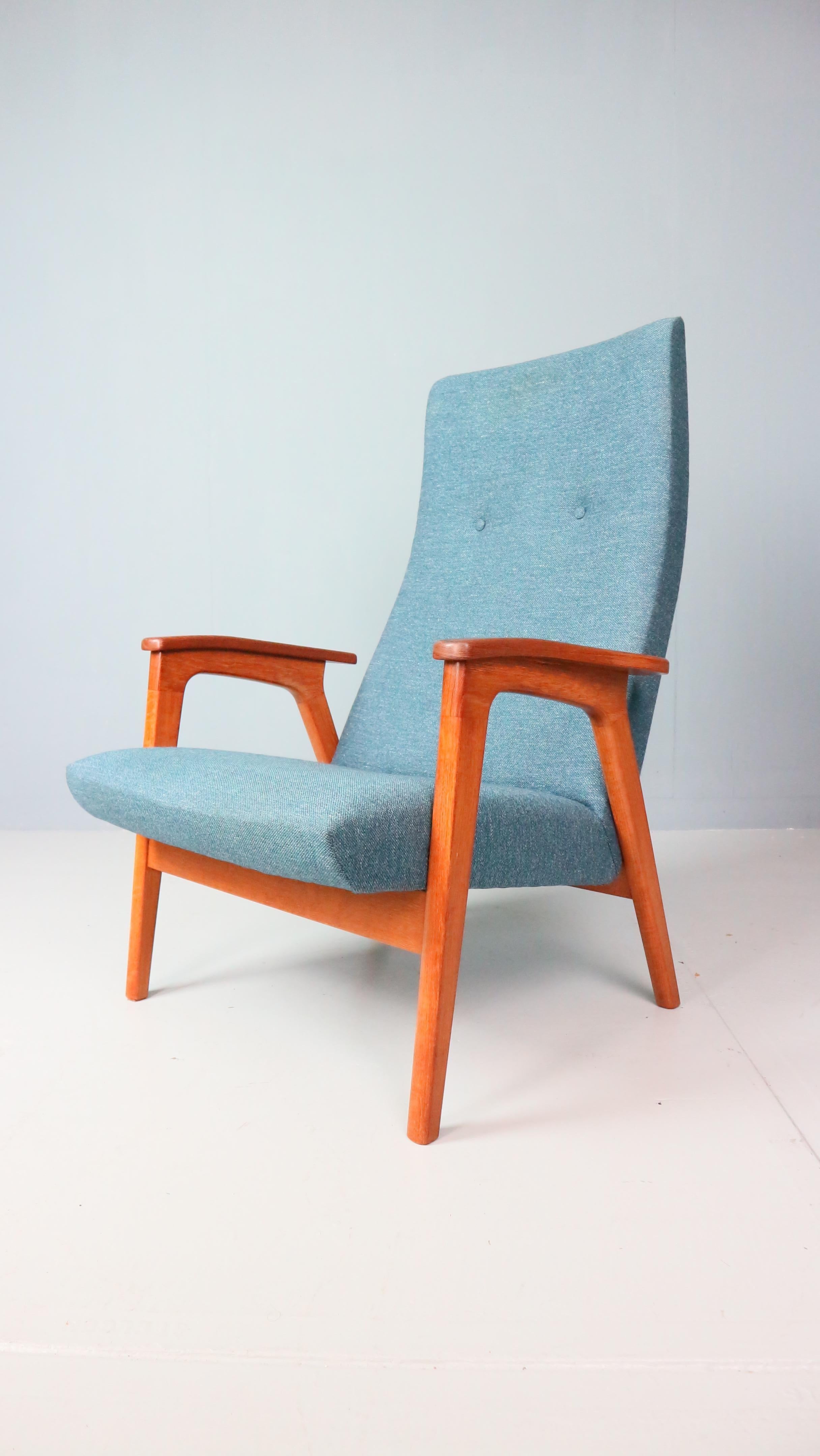 Winkelförmiger Loungesessel mit hoher Rückenlehne von einem unbekannten Designer. Massives Teakholzgestell mit prächtigen, geflügelten Armkappen, die die zukunftsweisende Designhaltung der damaligen Zeit widerspiegeln. Der konturierte Sitz bietet