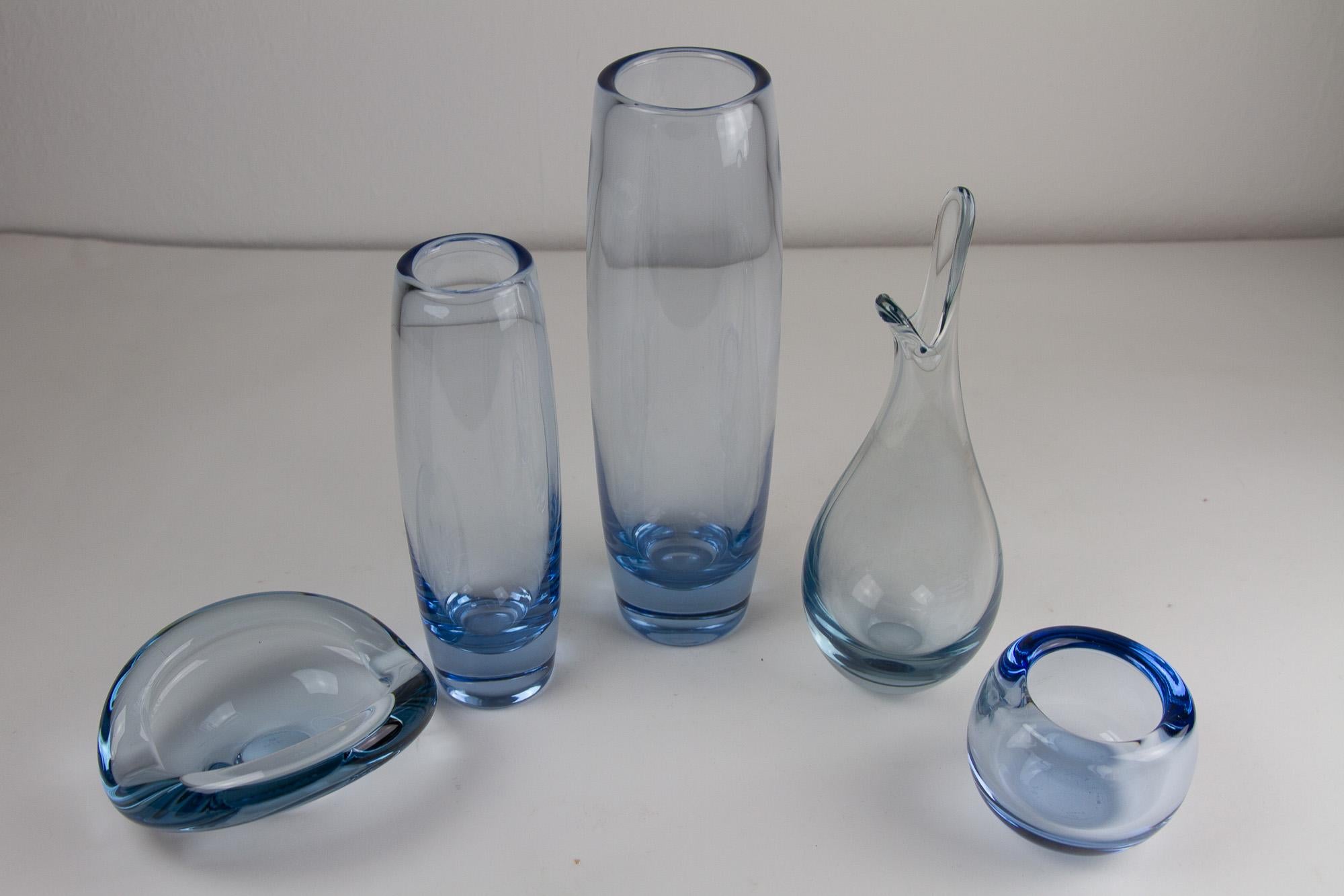 Vintage Danish Holmegaard Aqua Vases von Per Lütken, 1960er Jahre. Satz von 5.
Wunderschönes Set dänischer Vasen aus aquablauem mundgeblasenem Glas, entworfen von Per Lütken und hergestellt von Holmegaard Glassworks, Dänemark, aus der Mitte des