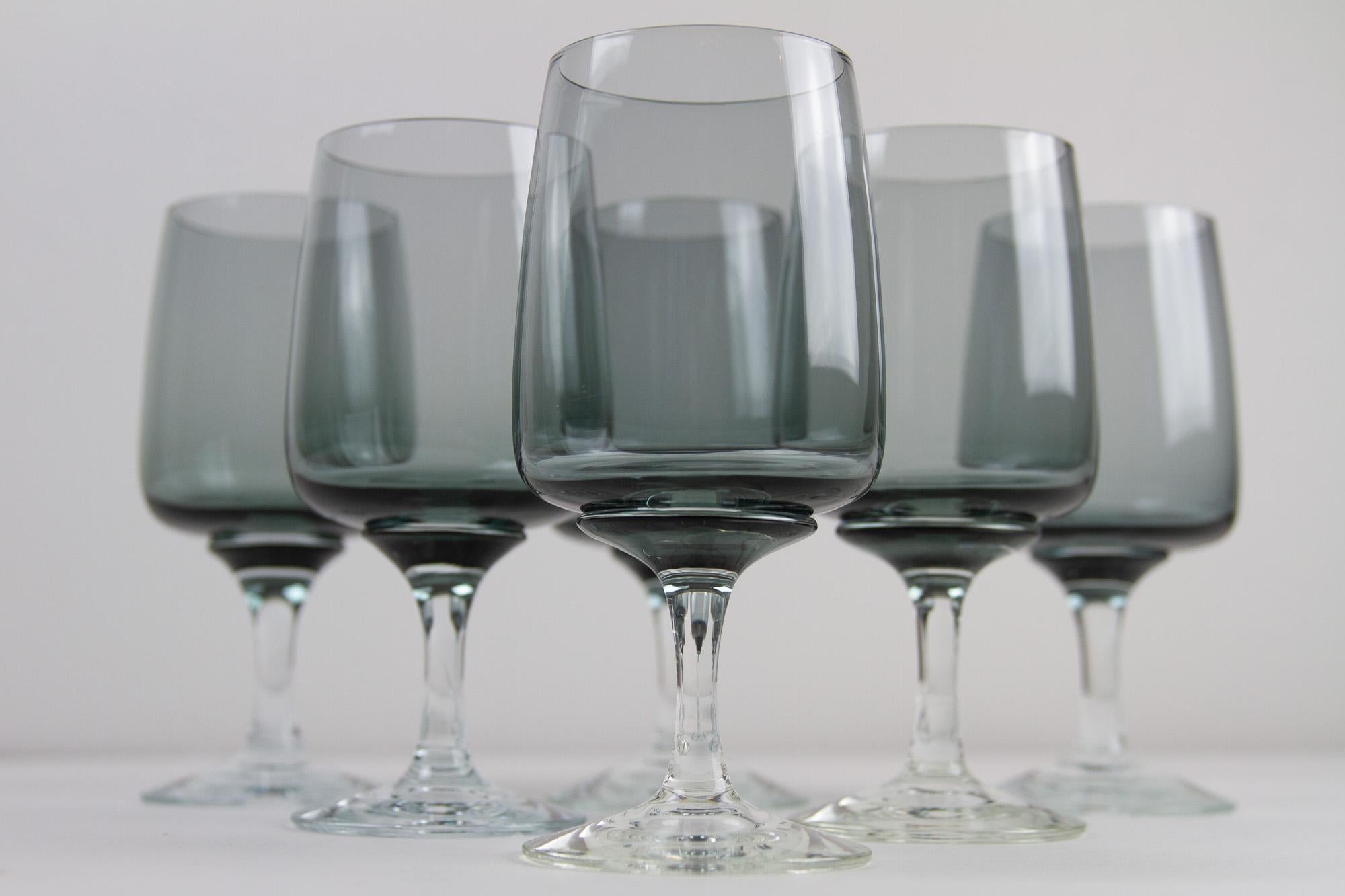 Bicchieri da birra d'epoca Holmegaard Atlantic, anni '60. Set di 6 pezzi.
Set di 6 bellissimi bicchieri vintage soffiati a mano della vetreria danese Holmegaard, disegnati da Per Lütken nel 1962. Sono stati prodotti solo tra il 1962 e il 1975. 
La