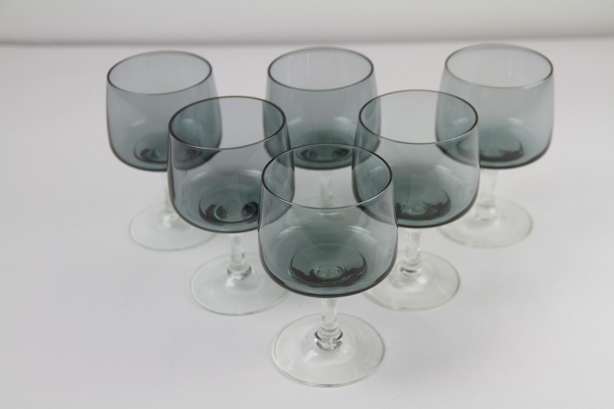 Verres à vin rouge danois vintage Holmegaard Atlantic, années 1960. Ensemble de 6.
Ensemble de 6 magnifiques verres à boire vintage soufflés à la main de la verrerie danoise Holmegaard, conçus par Per Lütken en 1962. Ils n'ont été fabriqués qu'entre