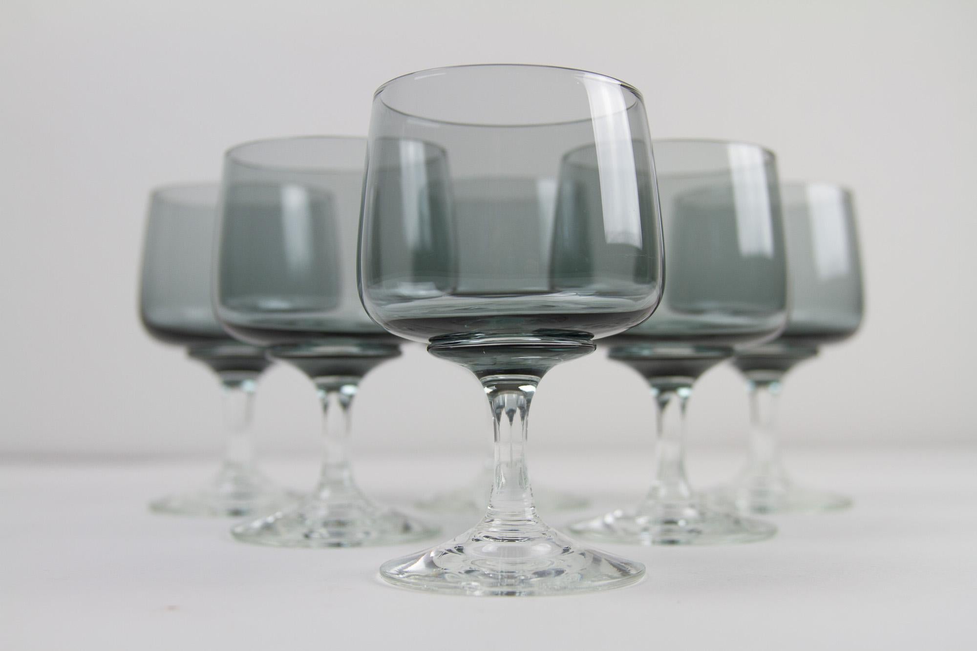Verres à vin blanc vintage danois Holmegaard Atlantic, années 1960. Ensemble de 6.
Ensemble de 6 magnifiques verres à boire vintage soufflés à la main de la verrerie danoise Holmegaard, conçus par Per Lütken en 1962. Ils n'ont été fabriqués qu'entre