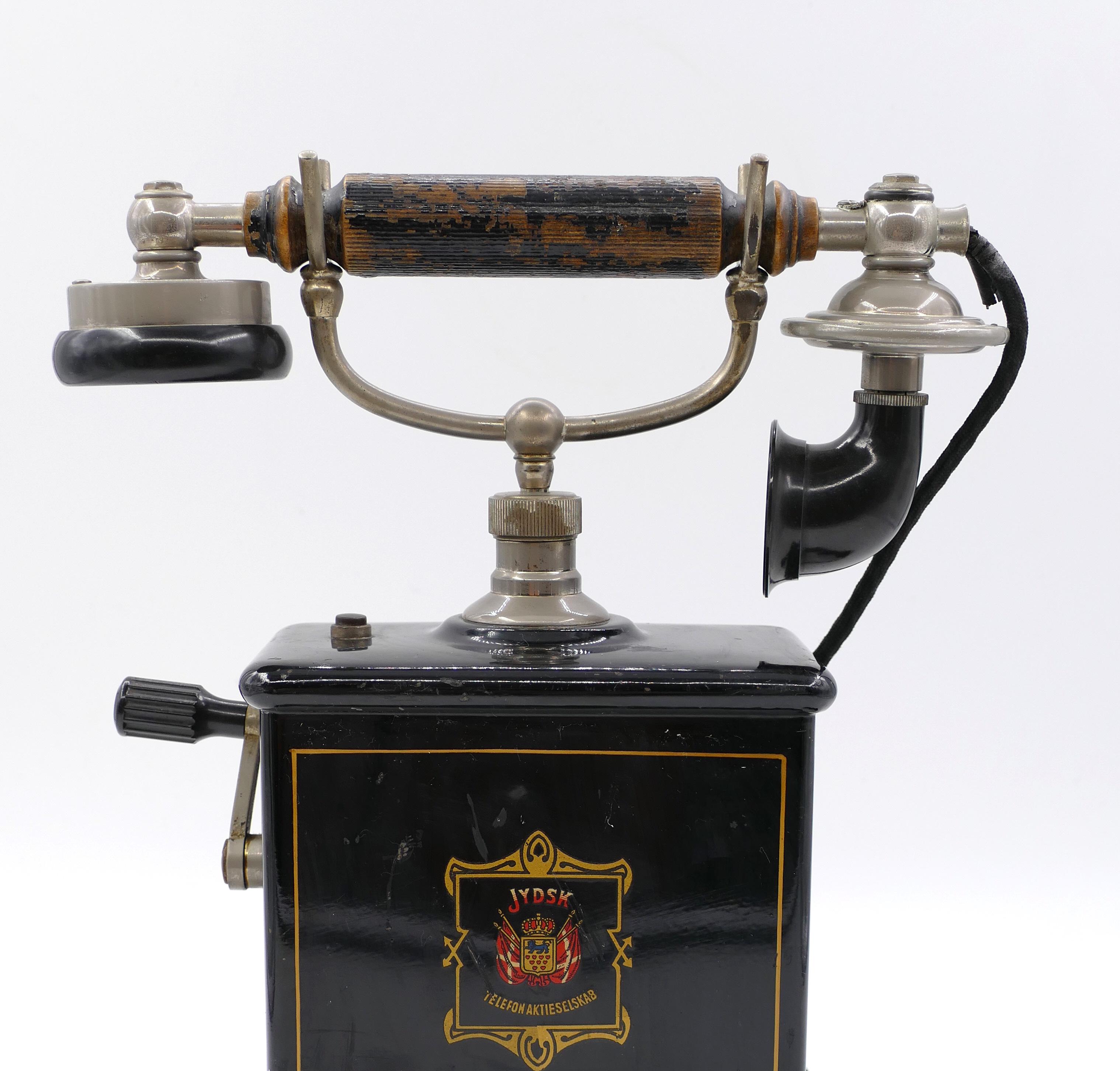 This Danish JYDSK Phone is an antique office desk manufactured in the 20th century.

Made of metal and bakelite.

Untested function.

Logo of the telephone company JYDSK on the front.

Founded in 1895, Jydsk Telefon of Denmark was famous for