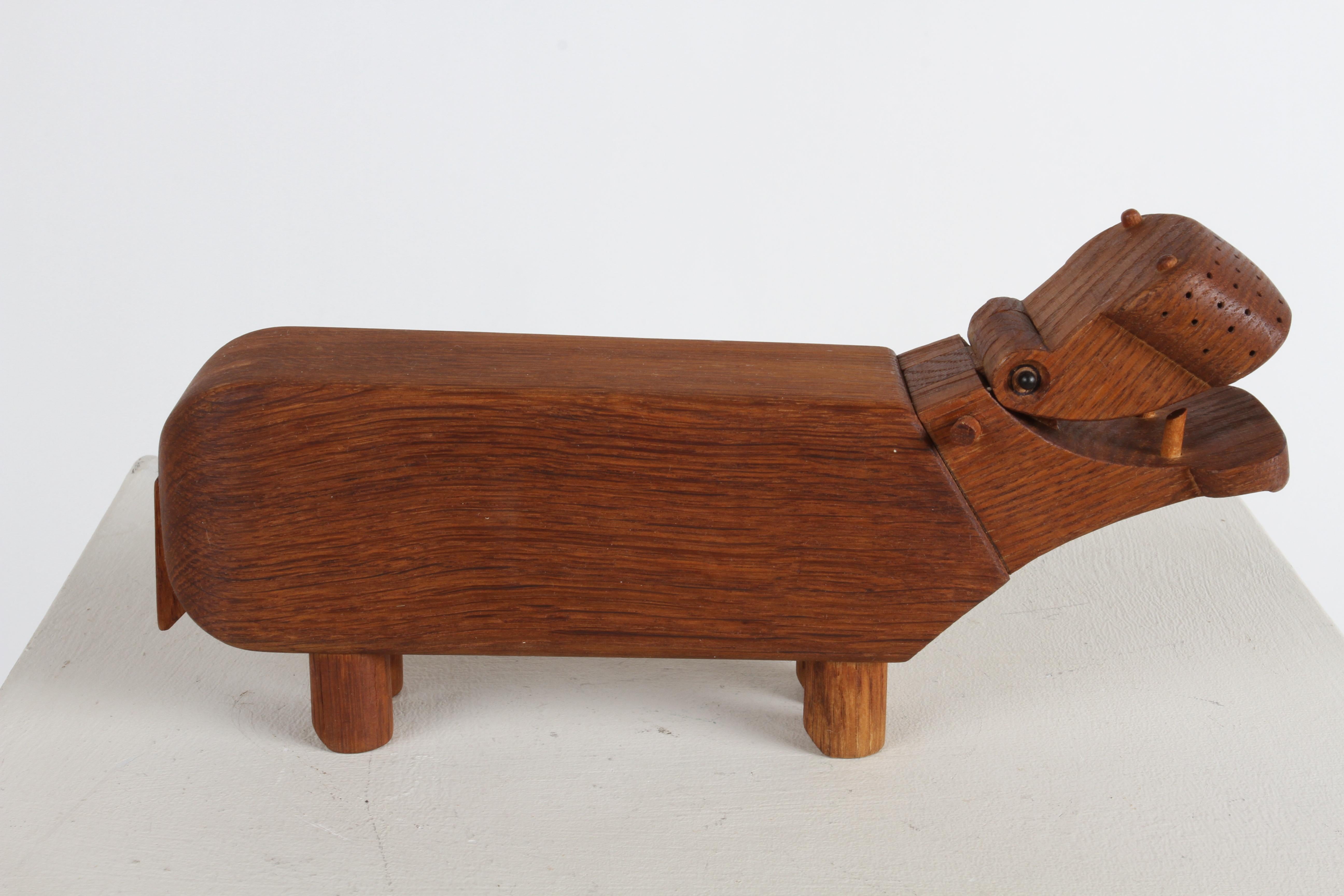 Dänischer Kay Bojesen Hippo-Figuren-Schreibtisch-Bleistifthalter aus Holz, 1950er Jahre  im Zustand „Gut“ im Angebot in St. Louis, MO