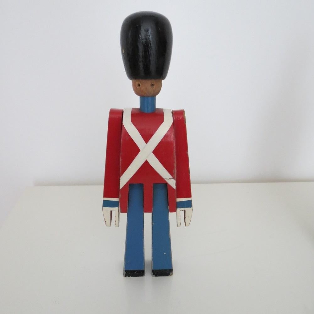 Splendido soldato della Guardia Reale, progettato e realizzato da Kay Bojesen, Danimarca.  Progettate originariamente negli anni '50, risalgono agli anni '60 e sono ottime edizioni vintage.  Braccia e gambe articolate, bella usura della vernice. 