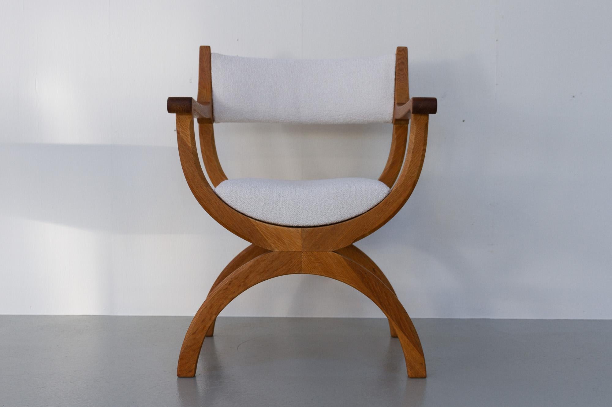 Alter dänischer Kurul-Sessel aus Eiche und Bouclé von Henning Kjærnulf, 1960er Jahre (Skandinavische Moderne) im Angebot
