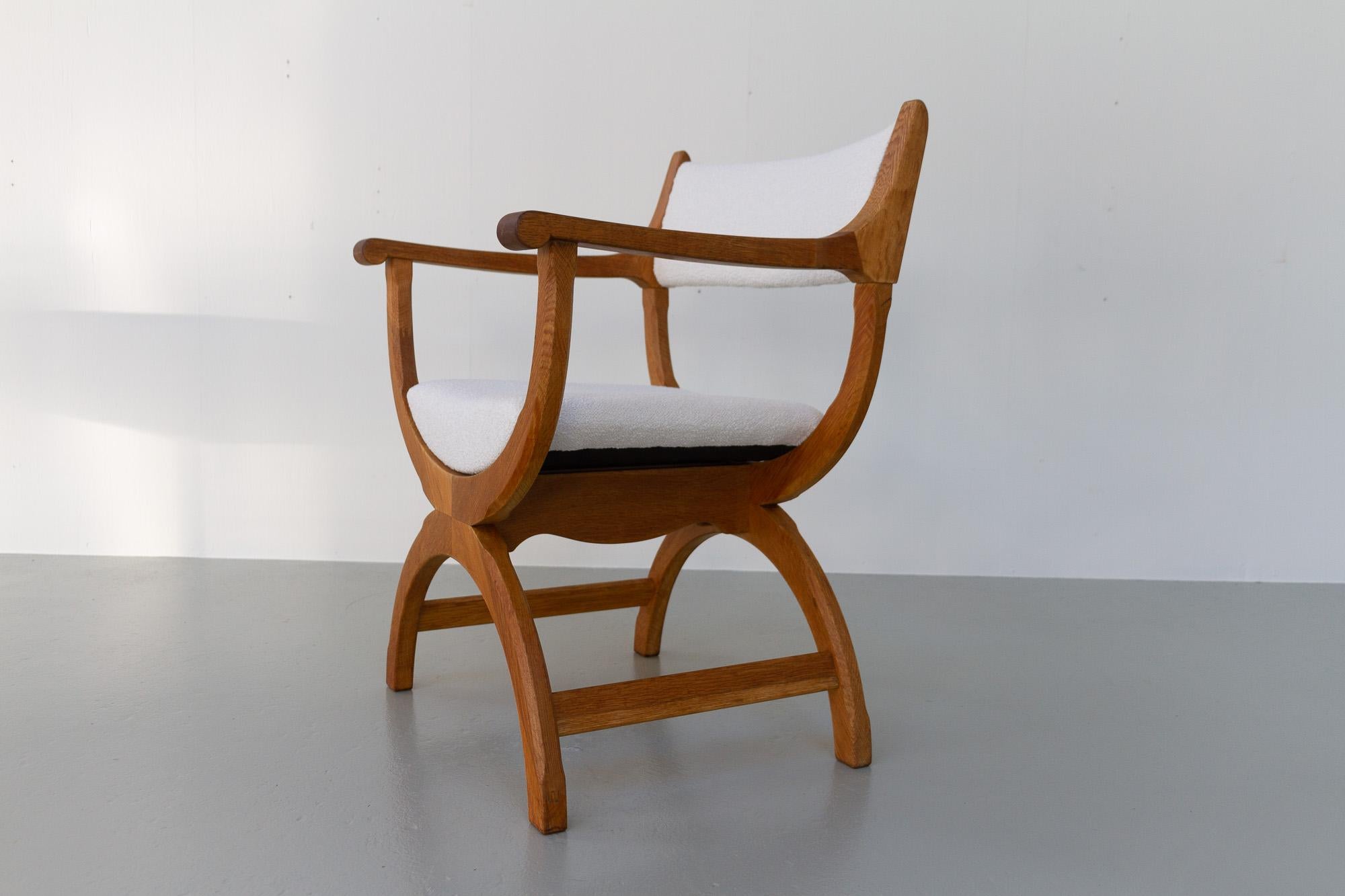 Alter dänischer Kurul-Sessel aus Eiche und Bouclé von Henning Kjærnulf, 1960er Jahre (Mitte des 20. Jahrhunderts) im Angebot