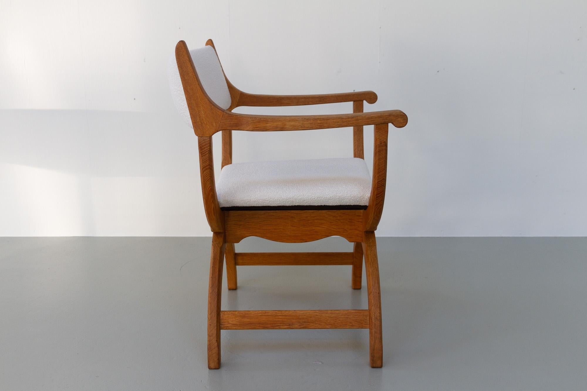 Alter dänischer Kurul-Sessel aus Eiche und Bouclé von Henning Kjærnulf, 1960er Jahre im Angebot 3