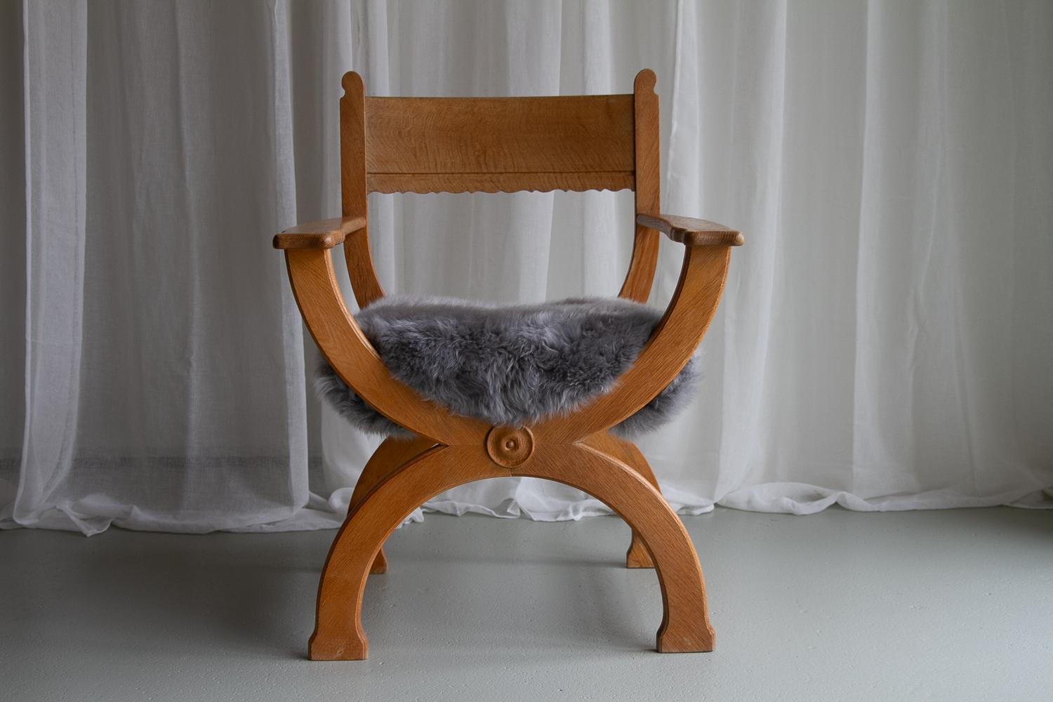 Cuir de mouton Fauteuil vintage danois Kurul en Oak et peau de mouton par Henning Kjærnulf, années 1960. en vente