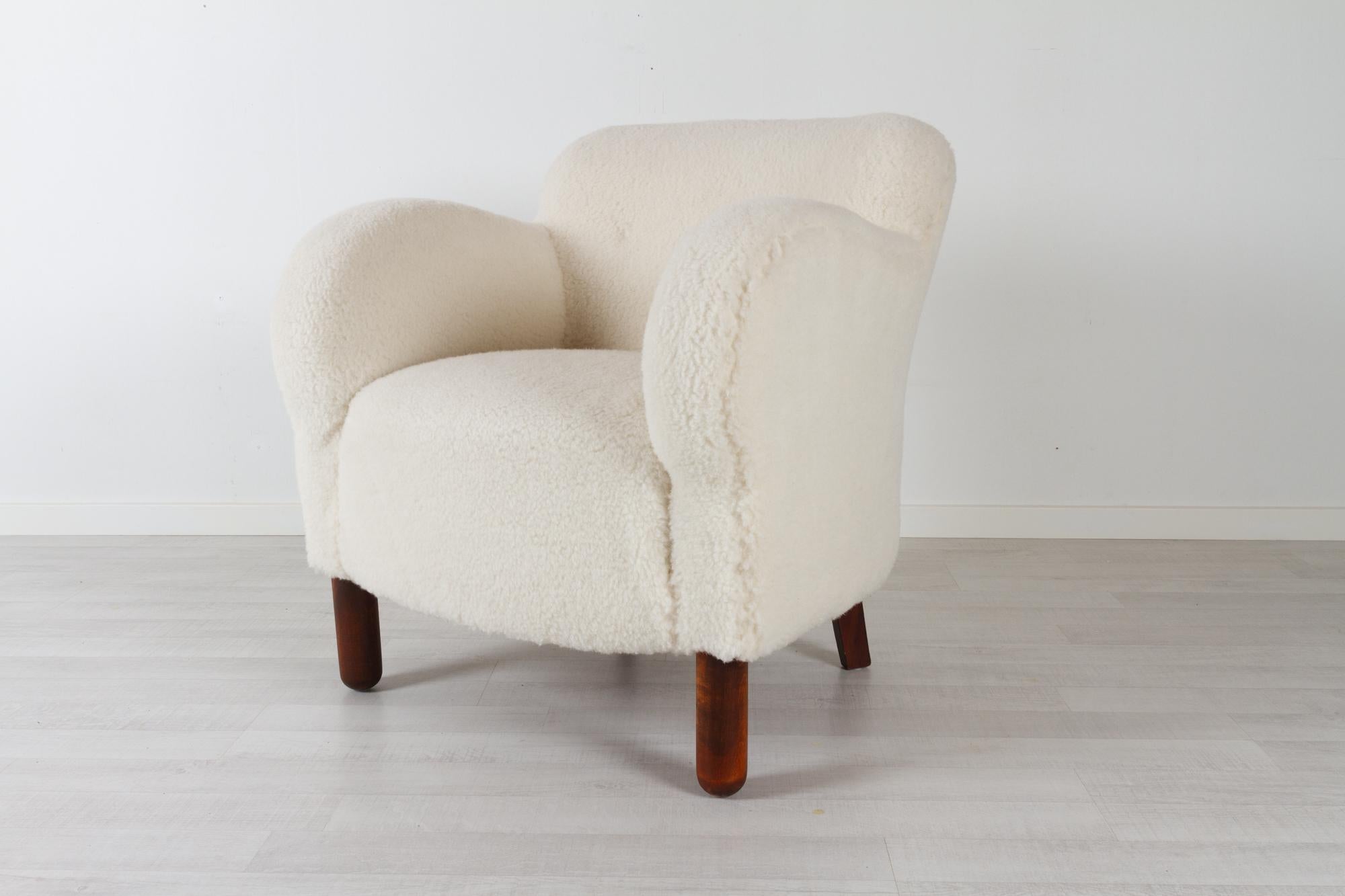 Vintage Danish Lambswool Lounge chair 1940s
Danish Mid-century modern armchair reupholstered in off white lambswool. Wide curved back and large rounded armrests. Thick round front legs.
Very soft and cosy teddy bear styled chair. Organic and