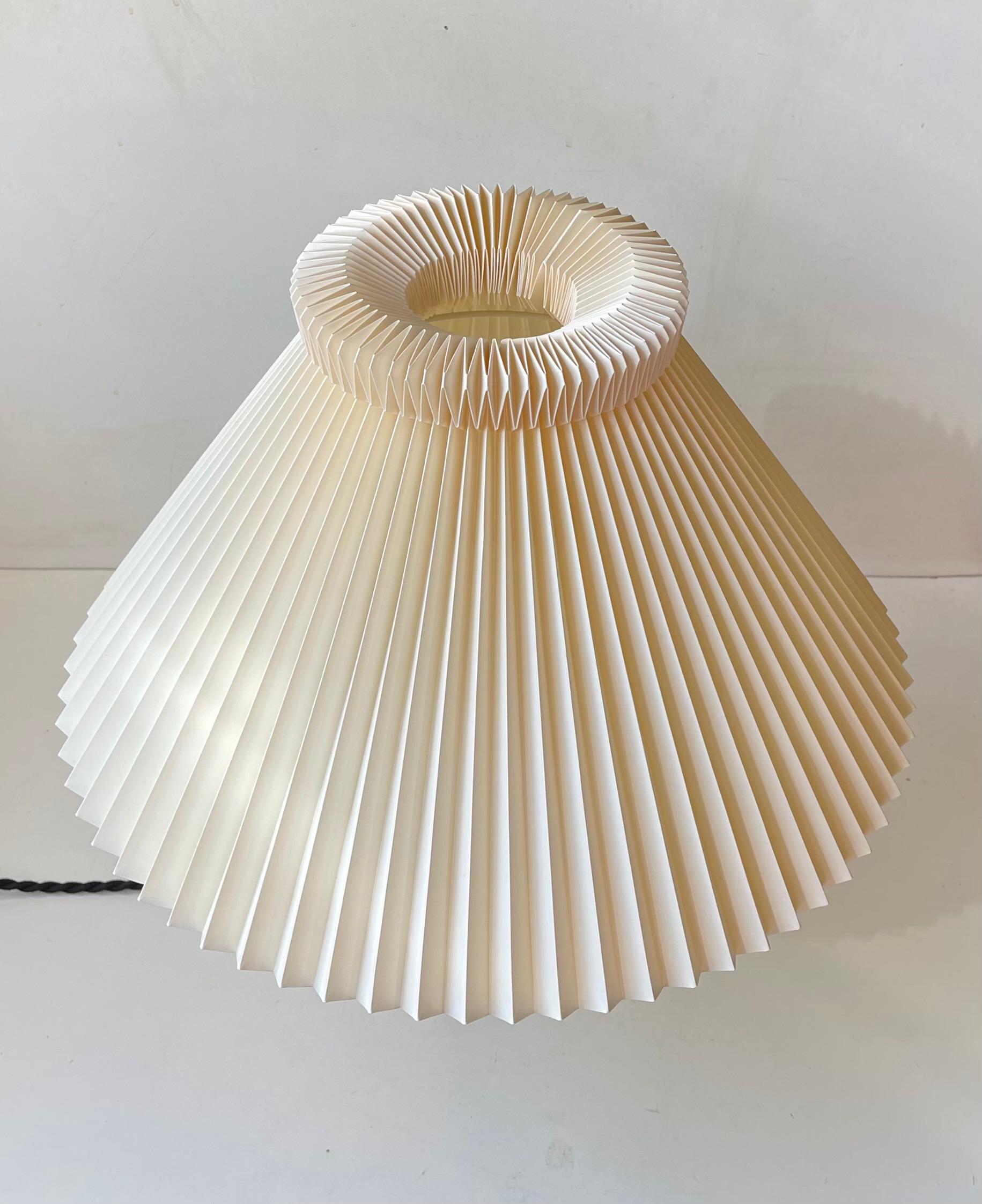 Powder-Coated Vintage Danish Le Klint Table Lamp in Brass & Paper by Kaare Klint, 1950s For Sale