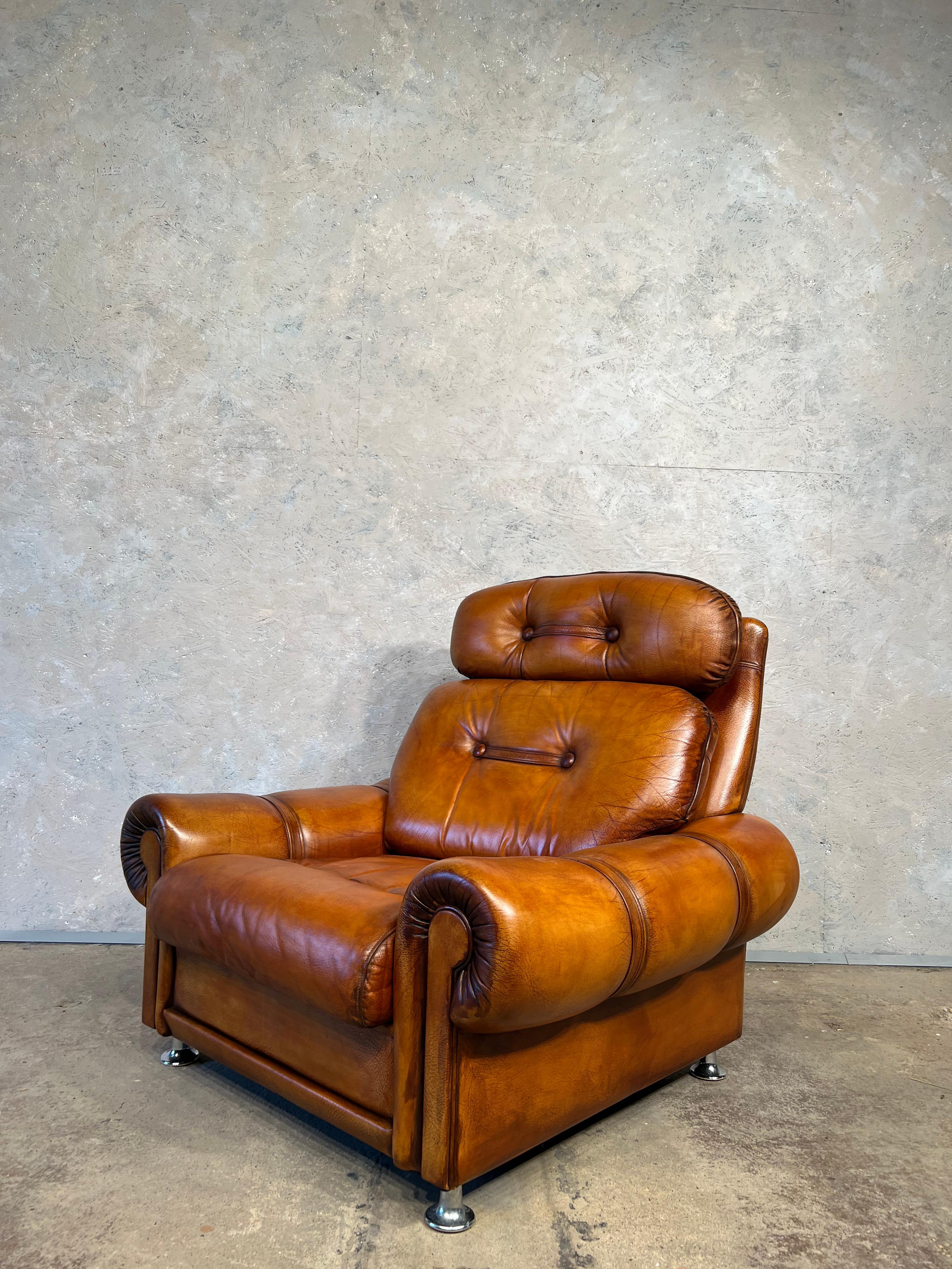 Superbe fauteuil pivotant danois en cuir vintage 1970


Très confortable pour s'asseoir, joli design, belle couleur patinée claire Tan teintée à la main et finition. Repose sur des pieds chromés.

En très bon état.

Les visites sont les bienvenues