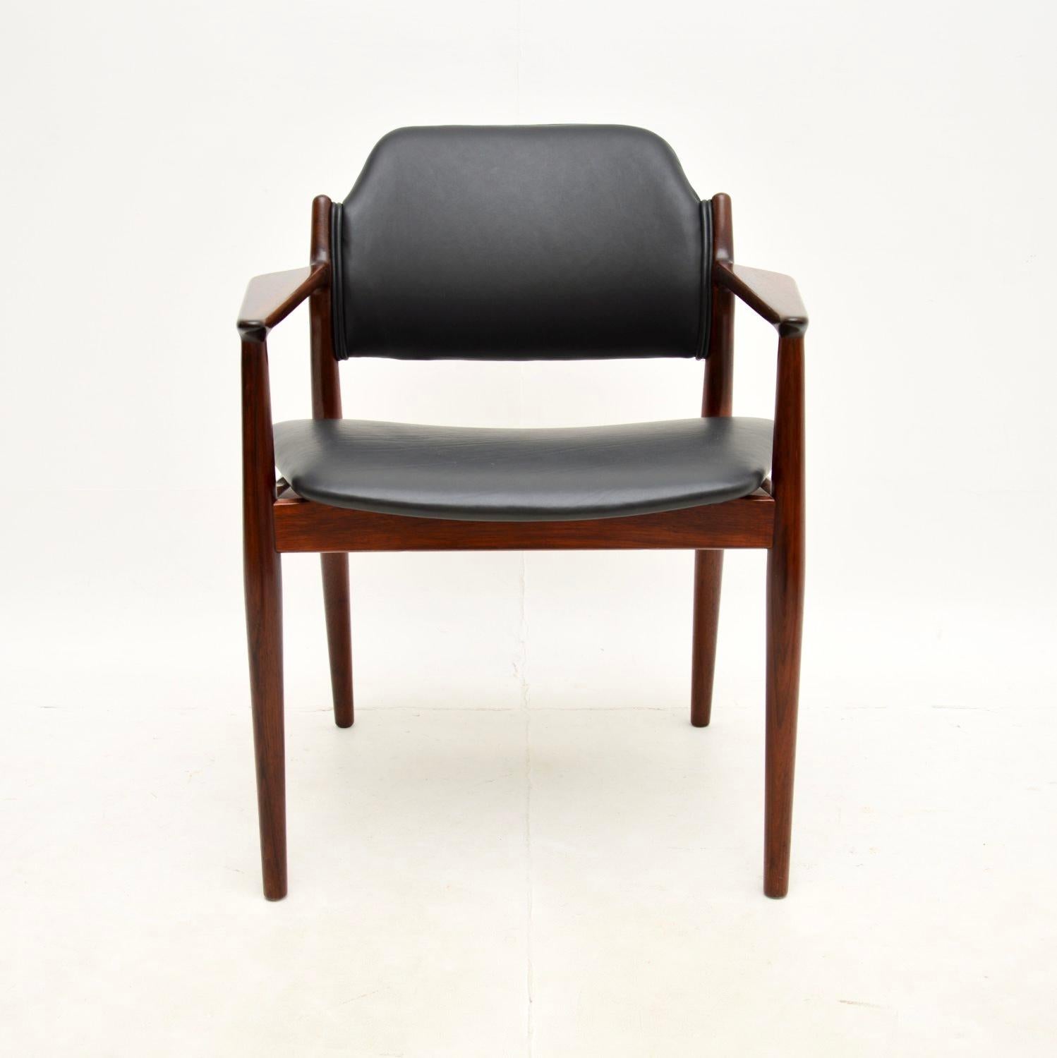 Un superbe et rare fauteuil en cuir danois vintage d'Arne Vodder. Fabriqué au Danemark par Sibast, il date des années 1960.

Il s'agit du modèle 62a, d'une qualité absolument superbe et très confortable. Le cadre est magnifiquement conçu avec des