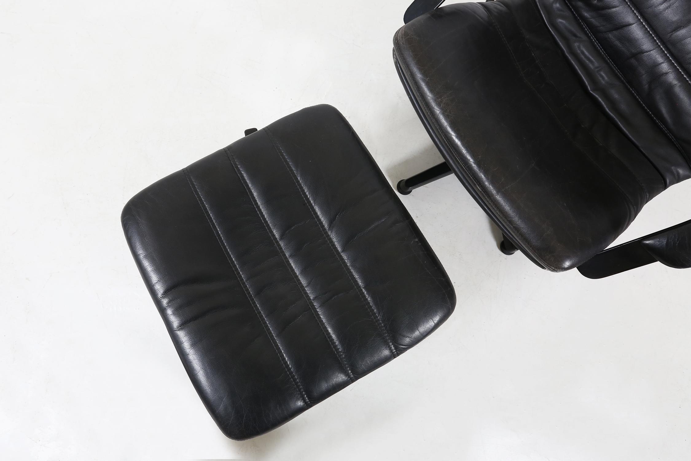 Vintage Danish Leather Lounge Chair from Berg Furniture with ottoman, 1970s In Good Condition In Meulebeke, BE
