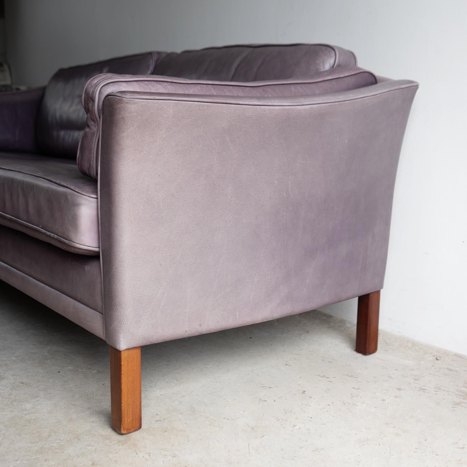 Sofá danés vintage de cuero lila de Mogens Hansen, mediados-finales del siglo XX Hecho a mano en venta