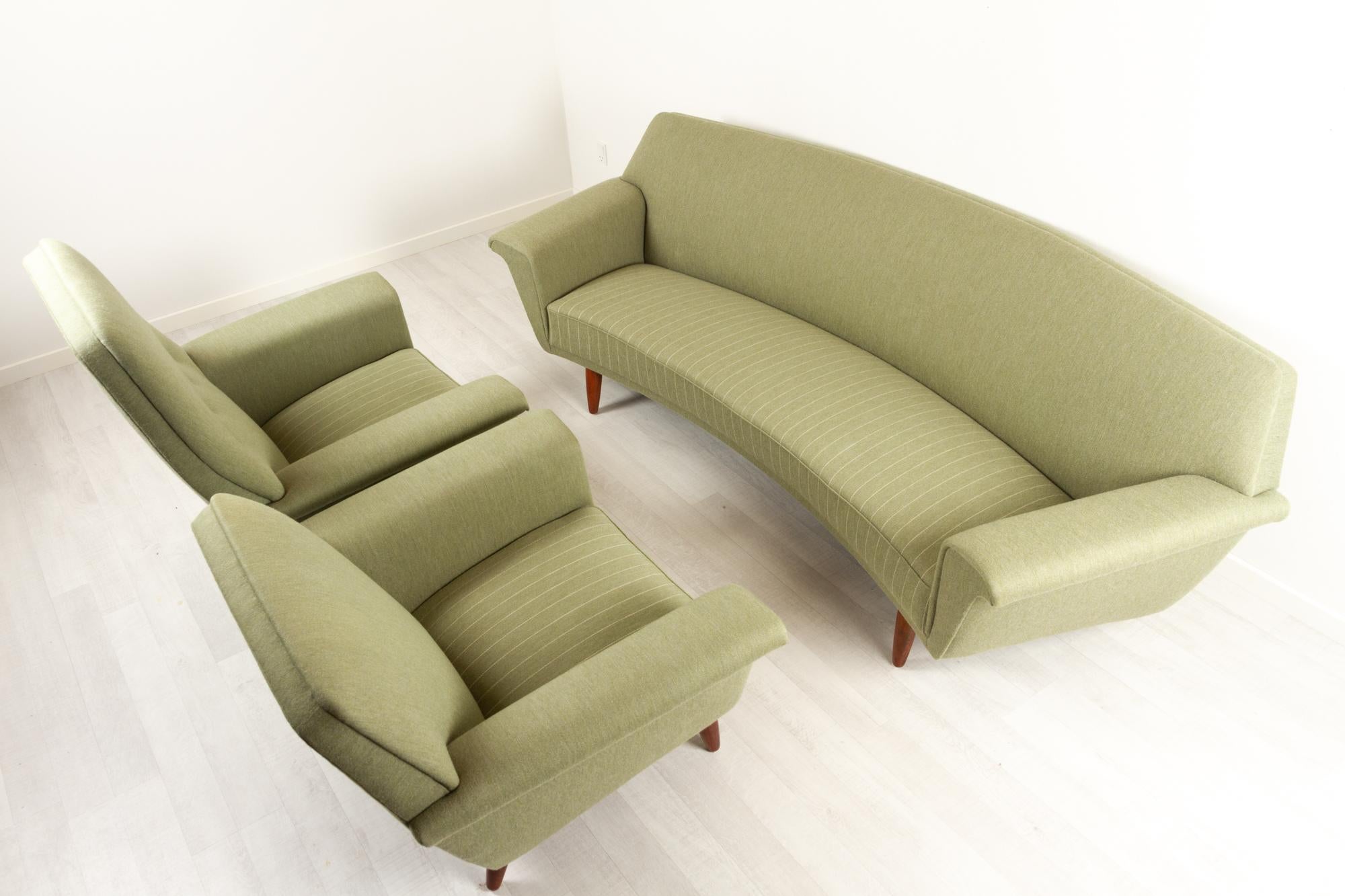 Vintage Danish Living Room Set by G. Thams for Vejen Polstermøbelfabrik, 1960s
Model 53 sofa set designed in the early 1960s by Danish architect Georg Thams. This set consists of a curved banana shaped 3-seater sofa , a high back lounge chair and a