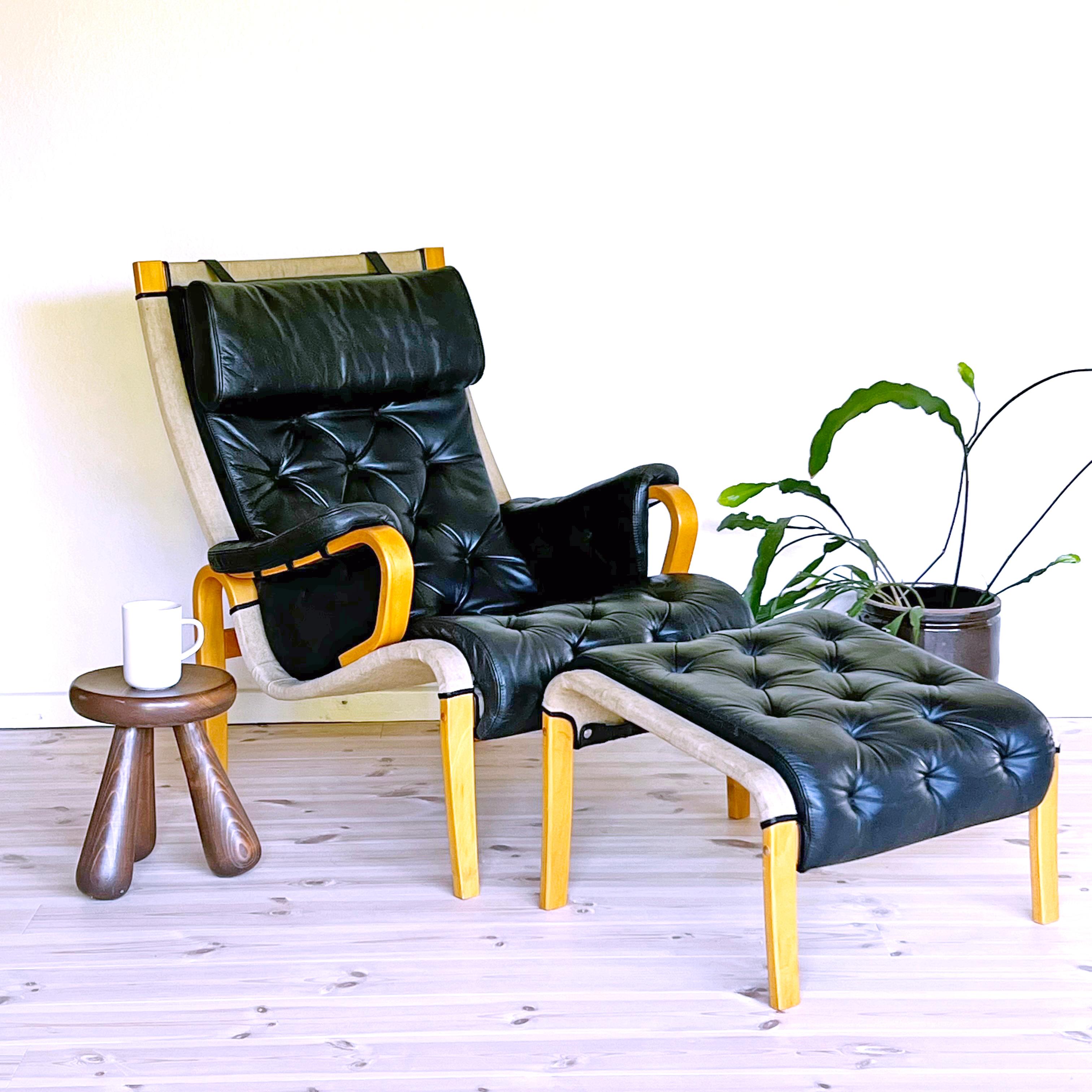 Lounge chair and ottoman in the style of the Pernilla 69 model designed by Bruno Mathsson. This armchair, produced by Danish manufacturer Nielaus & Jeki in the 1980s, replicates Mathsson's original design with remarkable similarity and high-quality