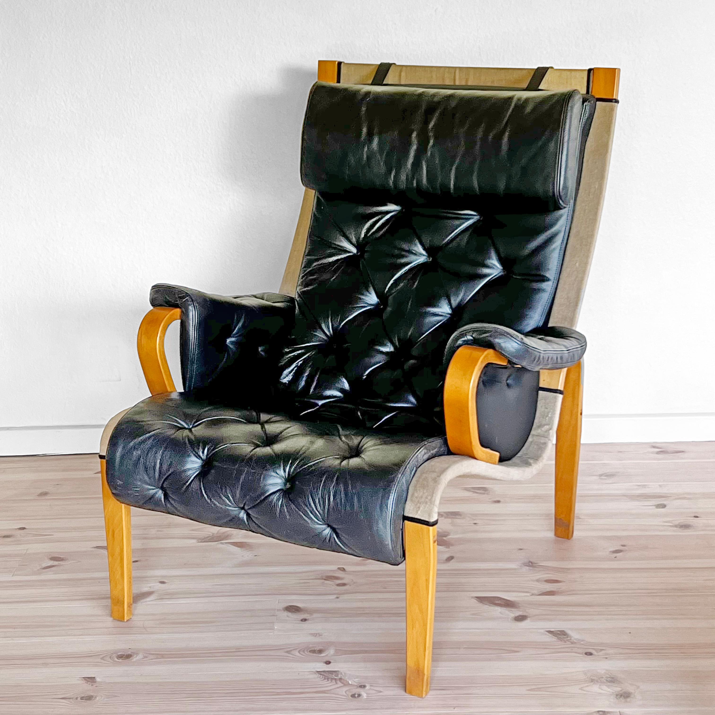 Vintage danish lounge chair and ottoman in the style of Pernilla Bruno Mathsson In Good Condition For Sale In SAINT-YRIEIX-SUR-CHARENTE, FR