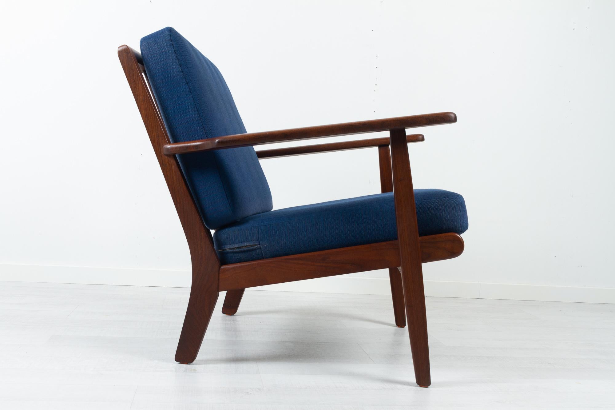 Vintage Danish lounge chair GE-88 von Aage Pedersen für GETAMA Dänemark 1960er Jahre.
Moderner dänischer Loungesessel, Modell GE88, entworfen vom Inhaber der Möbelfabrik GETAMA, Aage Pedersen. 
Dieser Sessel ist aus massivem Teakholz gefertigt und