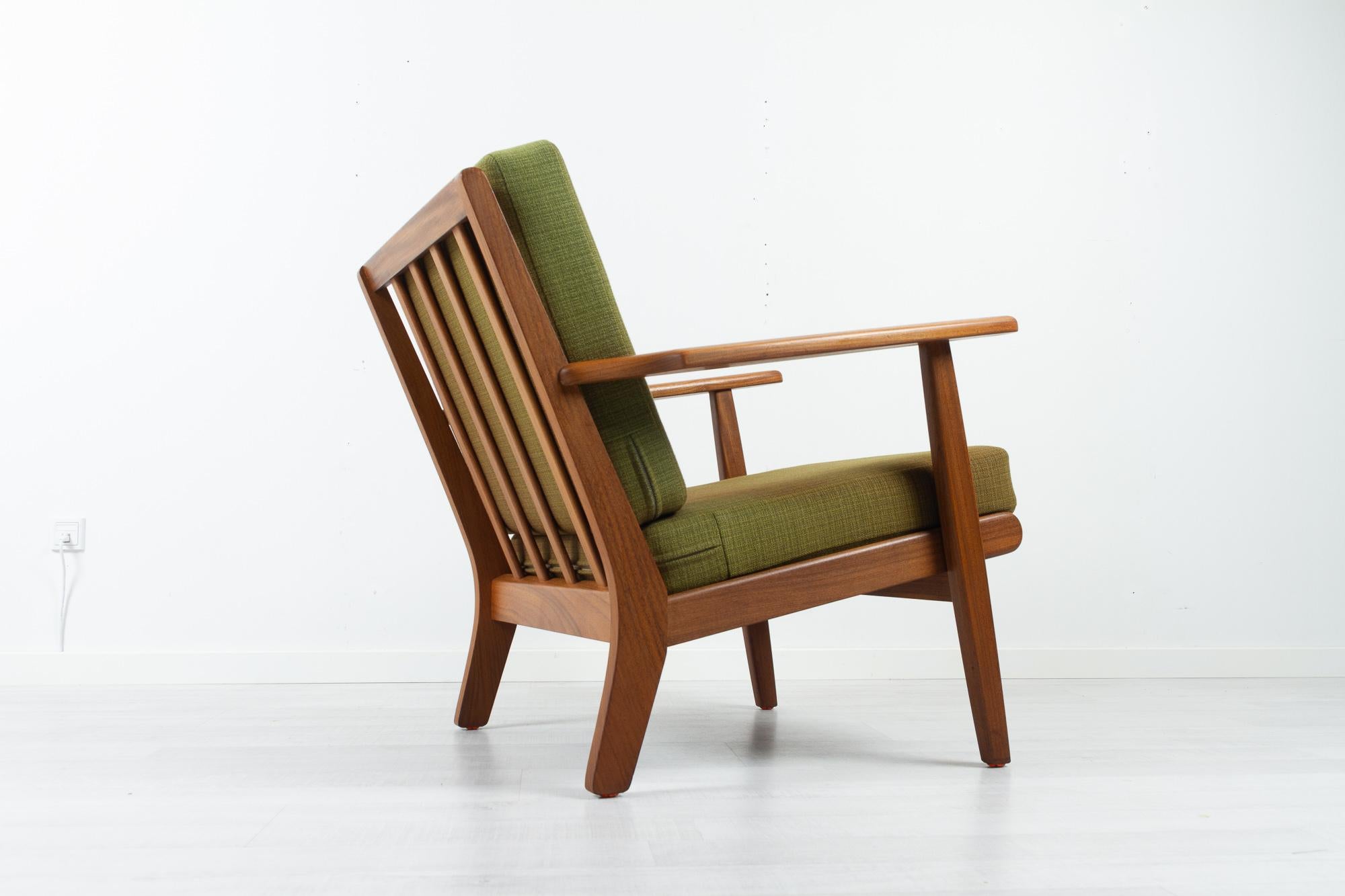 Dänischer Sessel GE-88 von Aage Pedersen für GETAMA Dänemark 1960er Jahre.
Moderner dänischer Loungesessel, Modell GE88, entworfen vom Inhaber der Möbelfabrik GETAMA, Aage Pedersen. 
Dieser Sessel ist aus massivem Teakholz gefertigt und mit