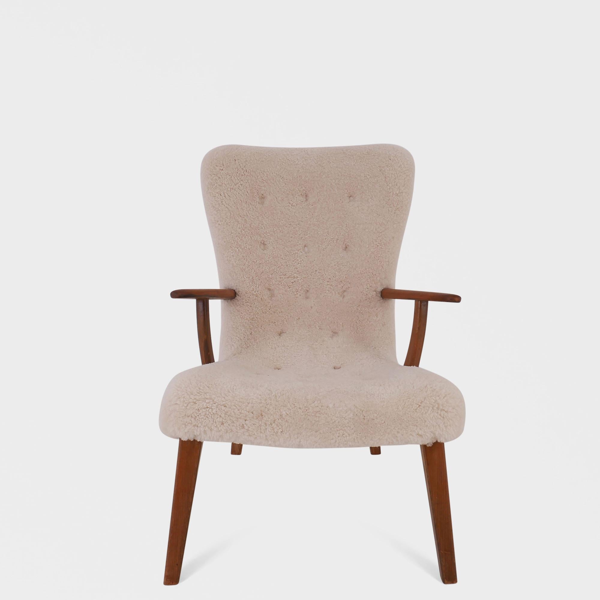 Questa straordinaria poltrona danese vintage è fortemente ispirata agli iconici design 
