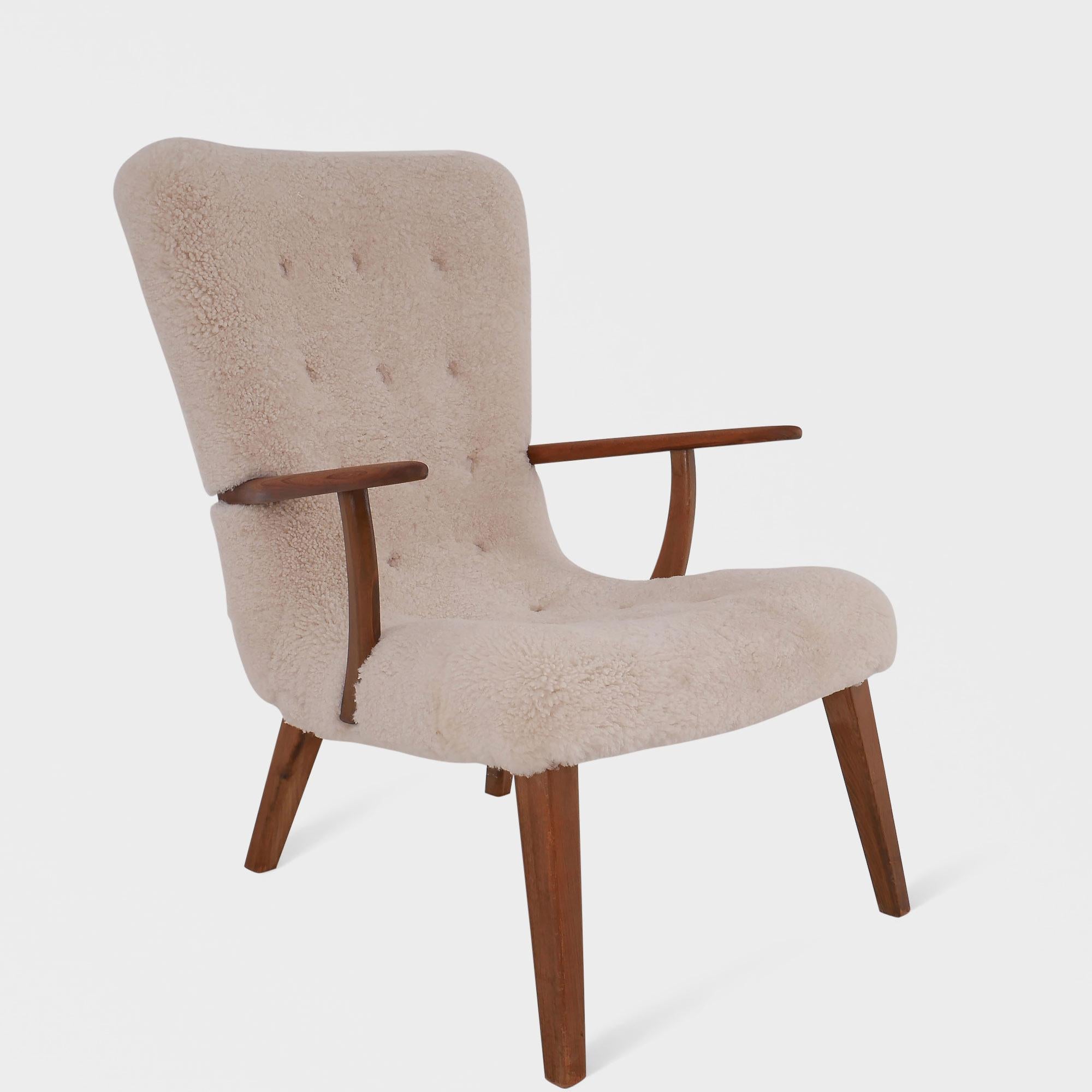 Scandinavo moderno Sedia da salotto danese vintage in stile Arnold Madsen, in pelle di pecora in vendita