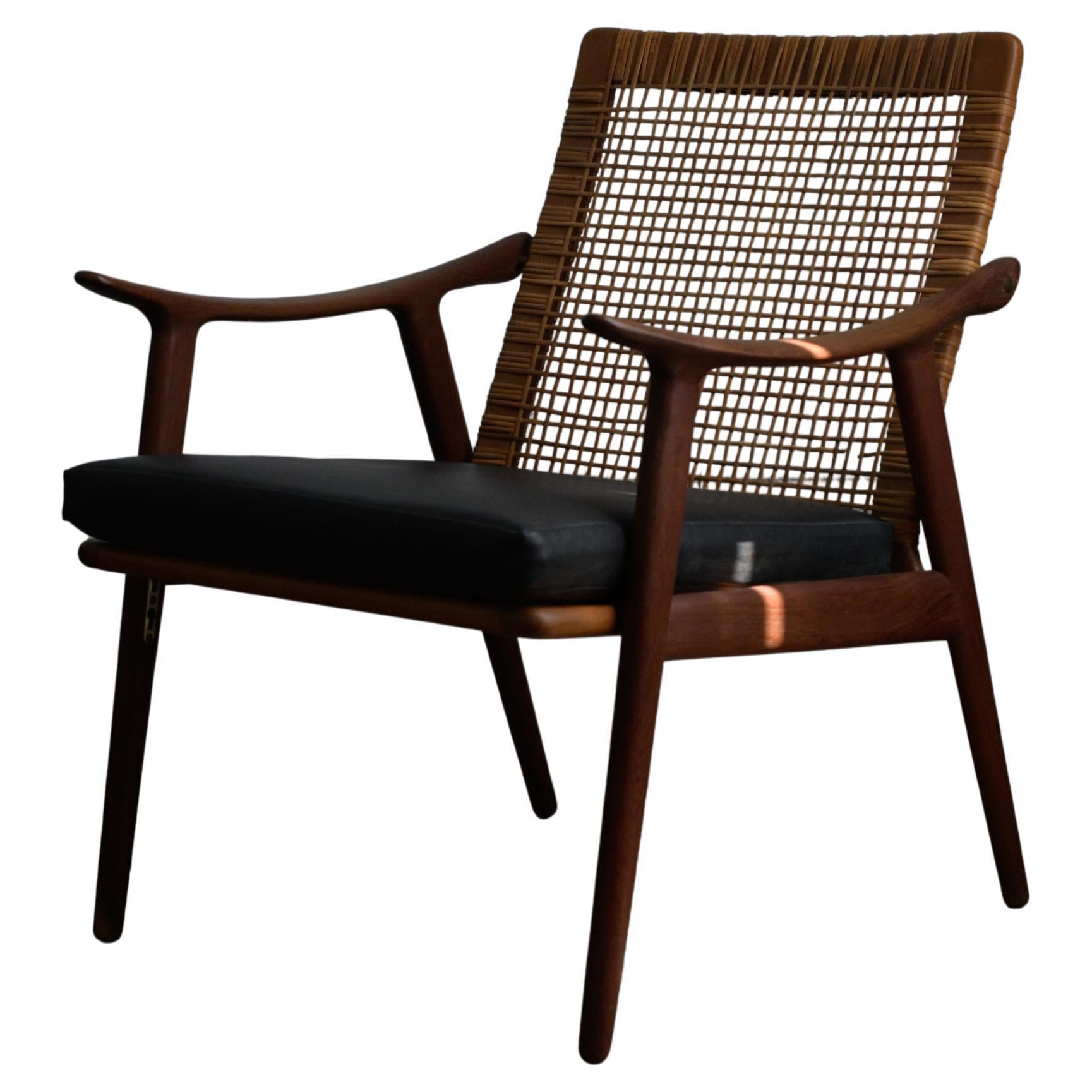 Chaise longue danoise vintage dans le style de Peters Hvidt et Orla Mølgaard-Nielsen. 

En très bon état, probablement repeint et retapissé à un moment ou à un autre. Le dossier de la canne est bien tendu et le coussin du siège est en bon état. Prêt