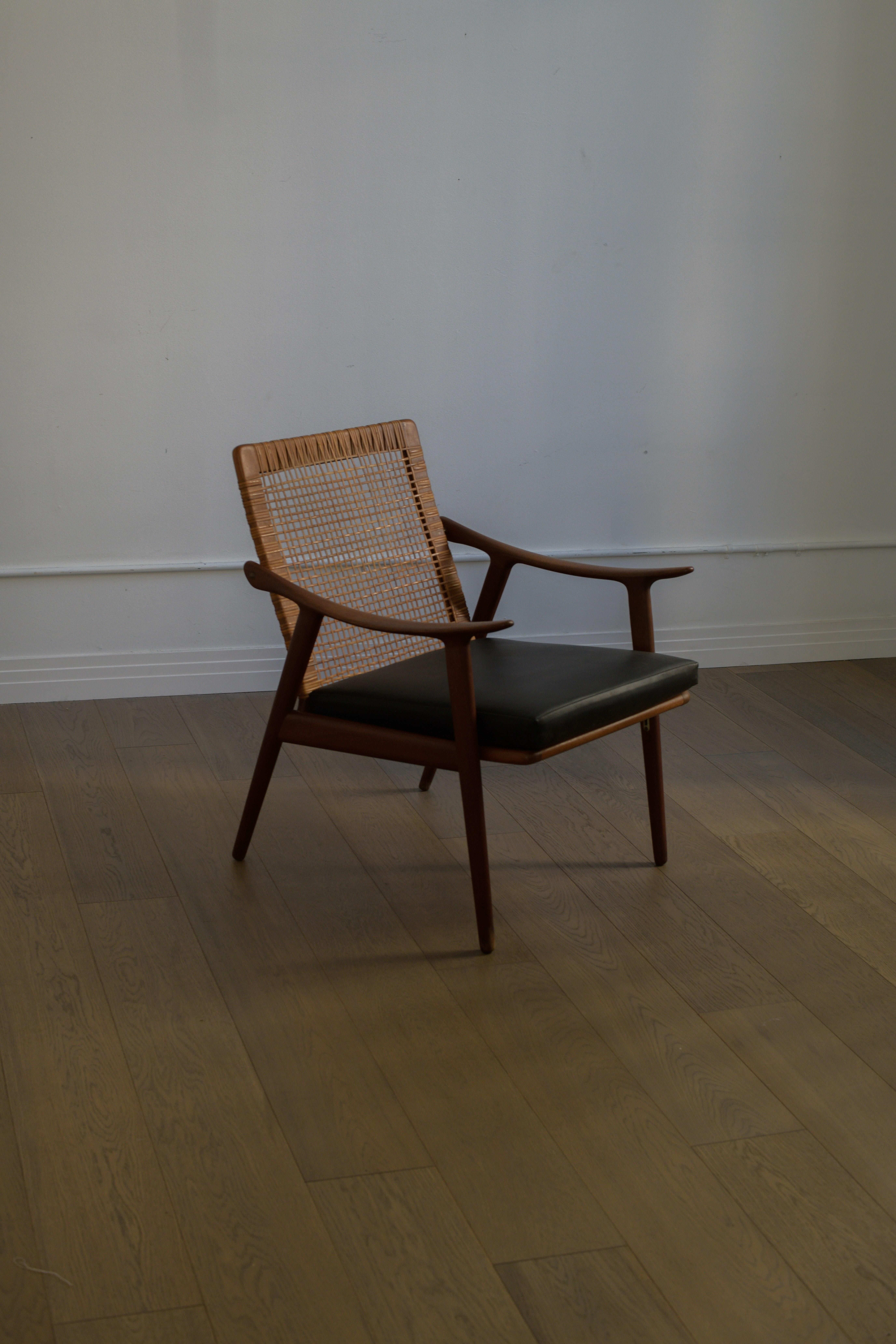 Cuir Chaise longue danoise vintage dans le style de Peter Hvidt en vente