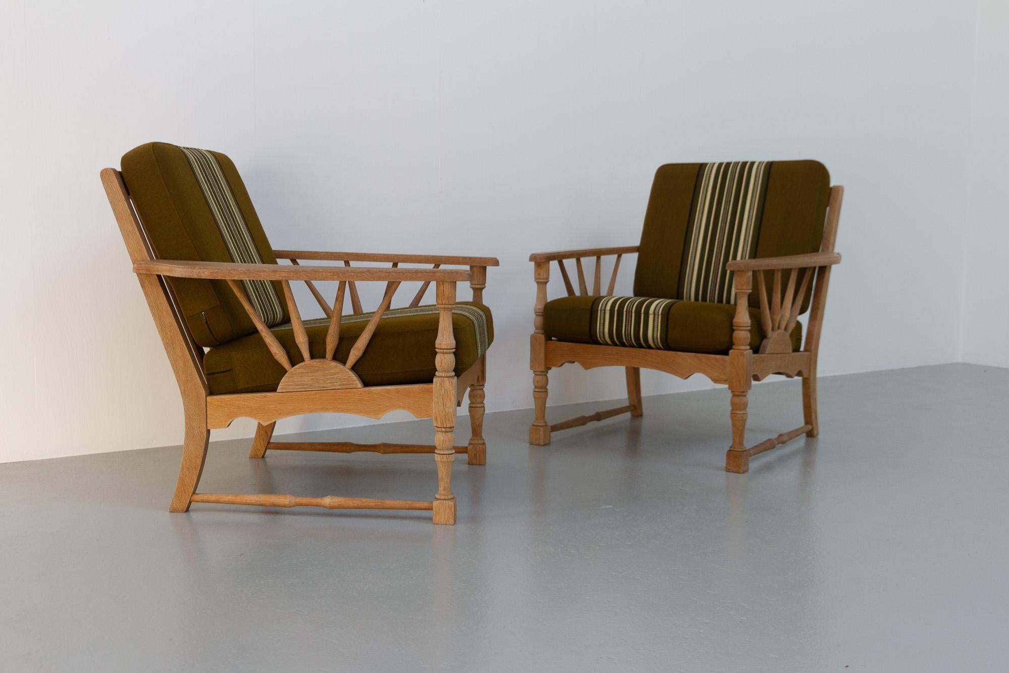 Vintage Danish Lounge Chairs in Oak, 1960s. Set of 2.
Pair of Danish Mid-Century Modern easy chairs in solid oak with original cushions in wool upholstery.
Made in the 1960s by Danish cabinetmaker. Very likely designed by Henning Kjærnulf, Denmark