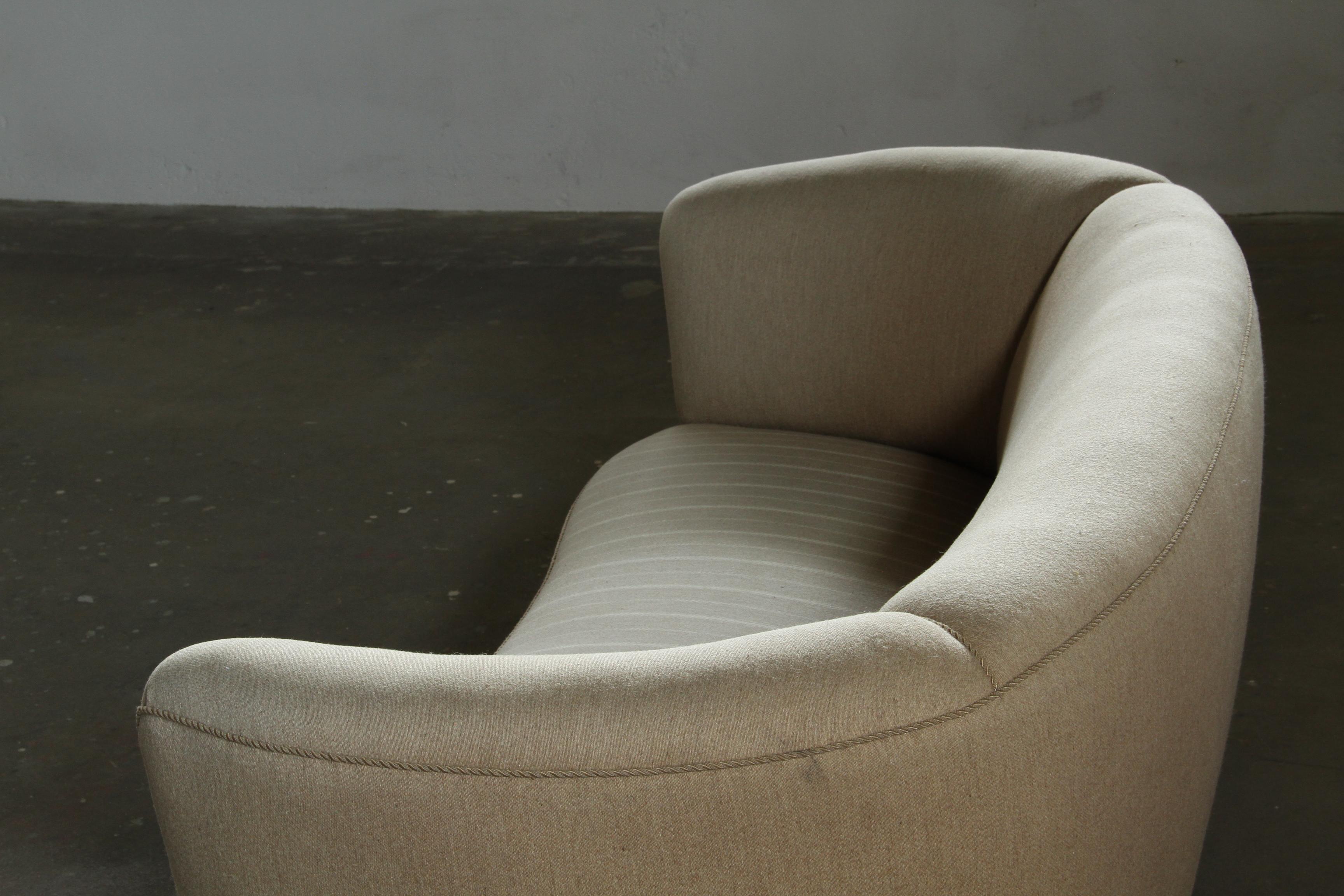 Vintage Danish Loveseat Curved Cabinetmaker Sofa, 1940s en vente 3