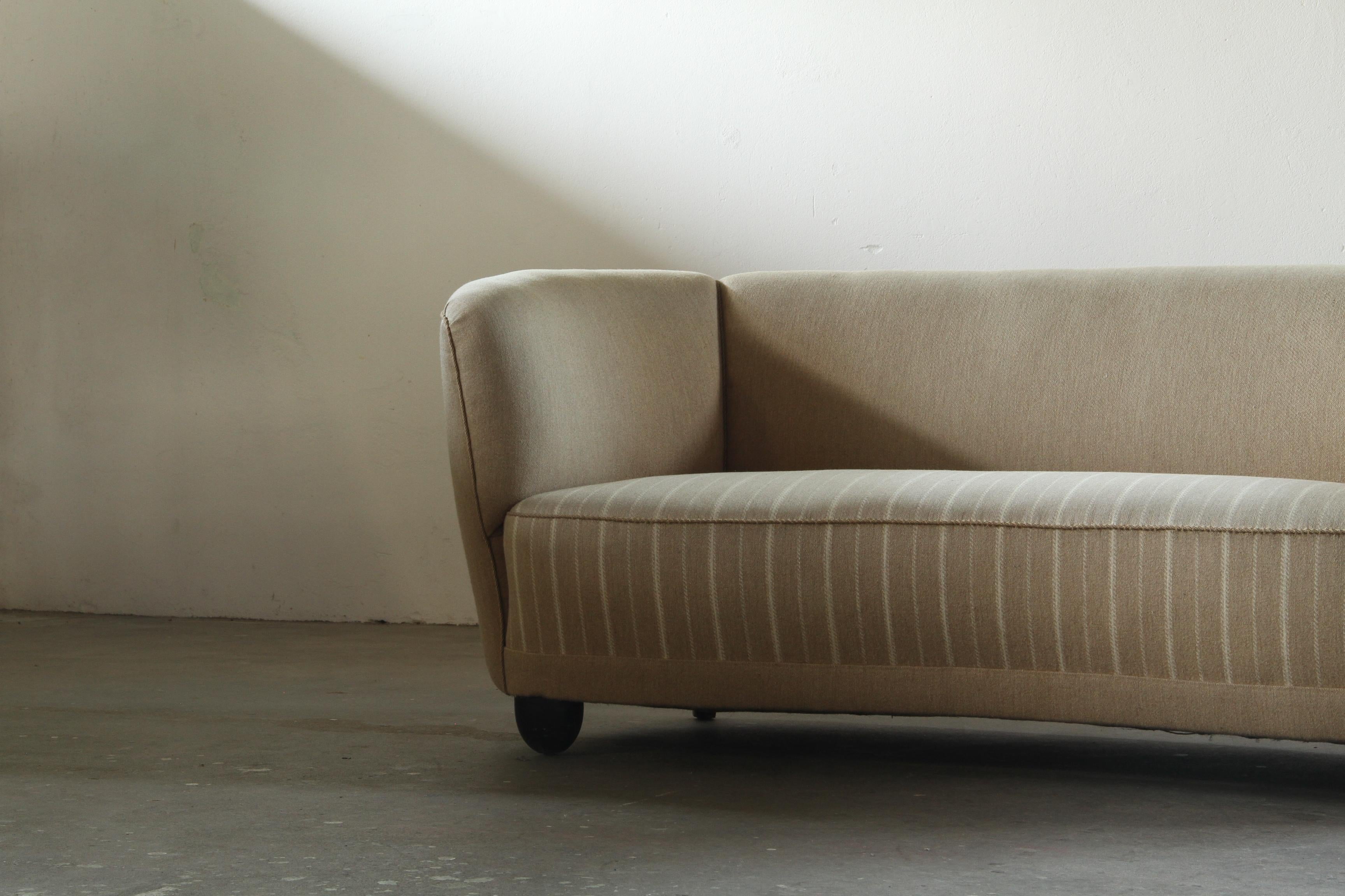 Danois Vintage Danish Loveseat Curved Cabinetmaker Sofa, 1940s en vente