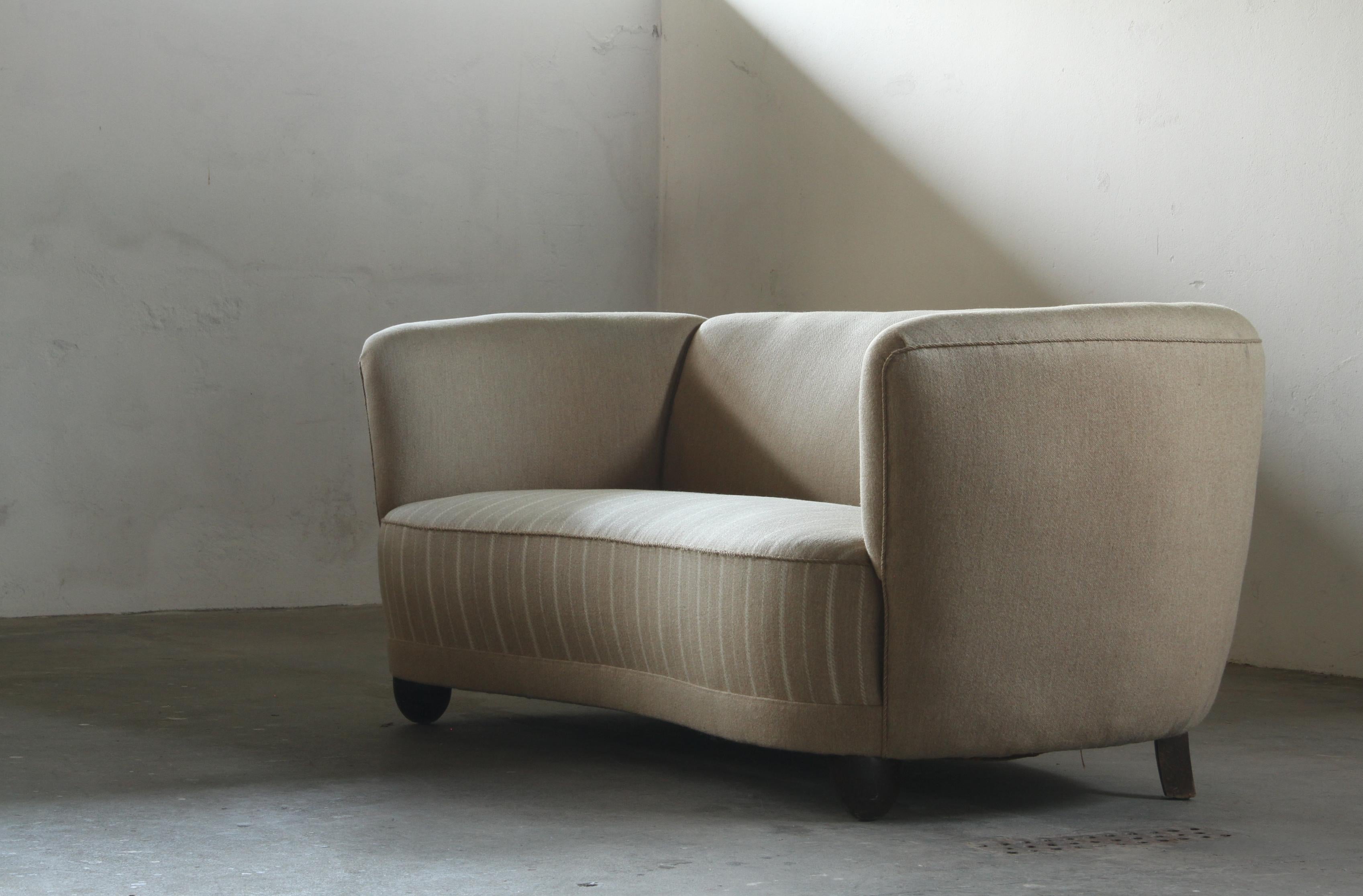 Vintage Danish Loveseat Curved Cabinetmaker Sofa, 1940s Bon état - En vente à Store Heddinge, DK