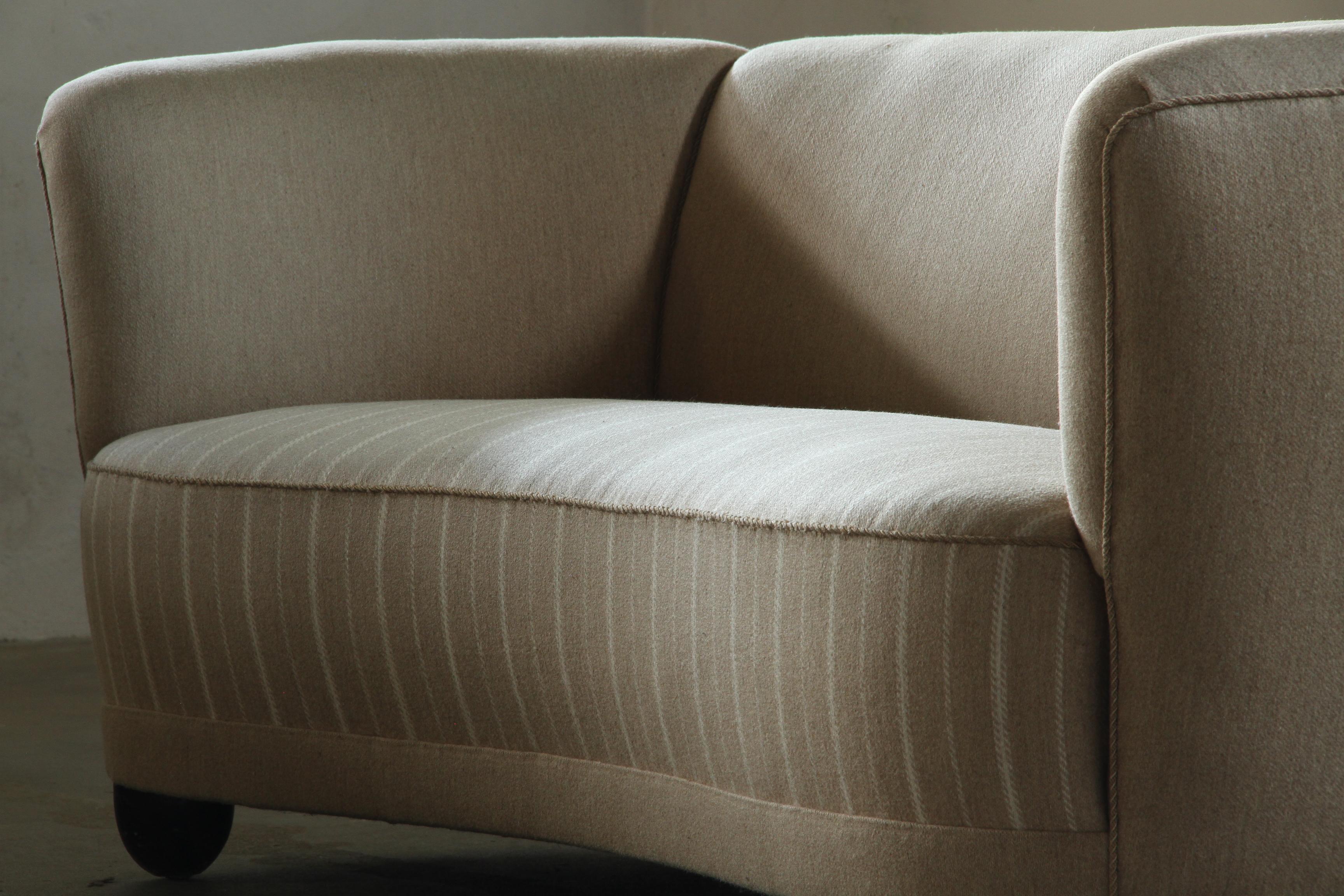 Milieu du XXe siècle Vintage Danish Loveseat Curved Cabinetmaker Sofa, 1940s en vente